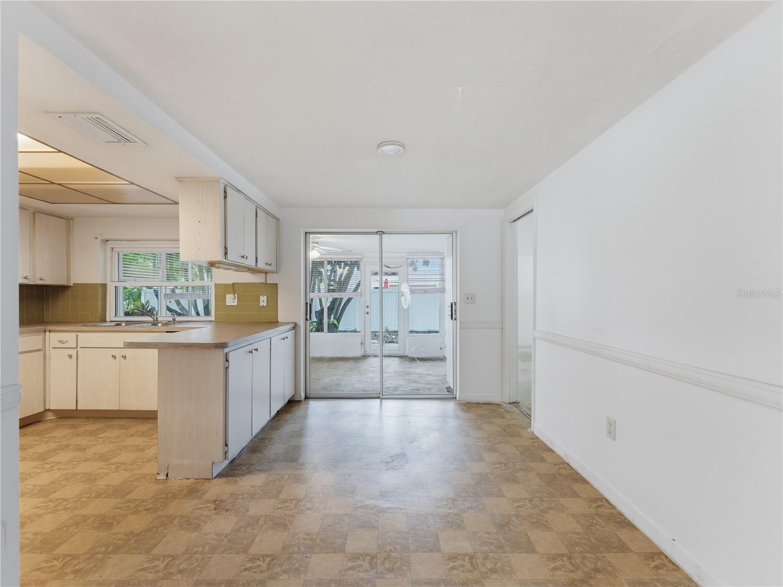 7014 FLAGGLER DR — photo 13