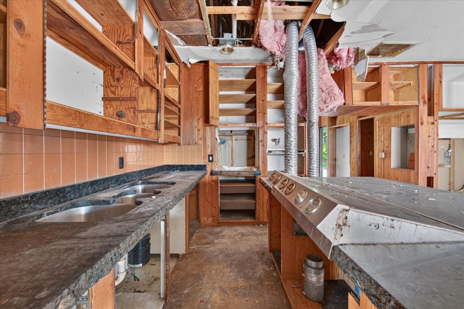 2140 DESOTO RD — photo 60
