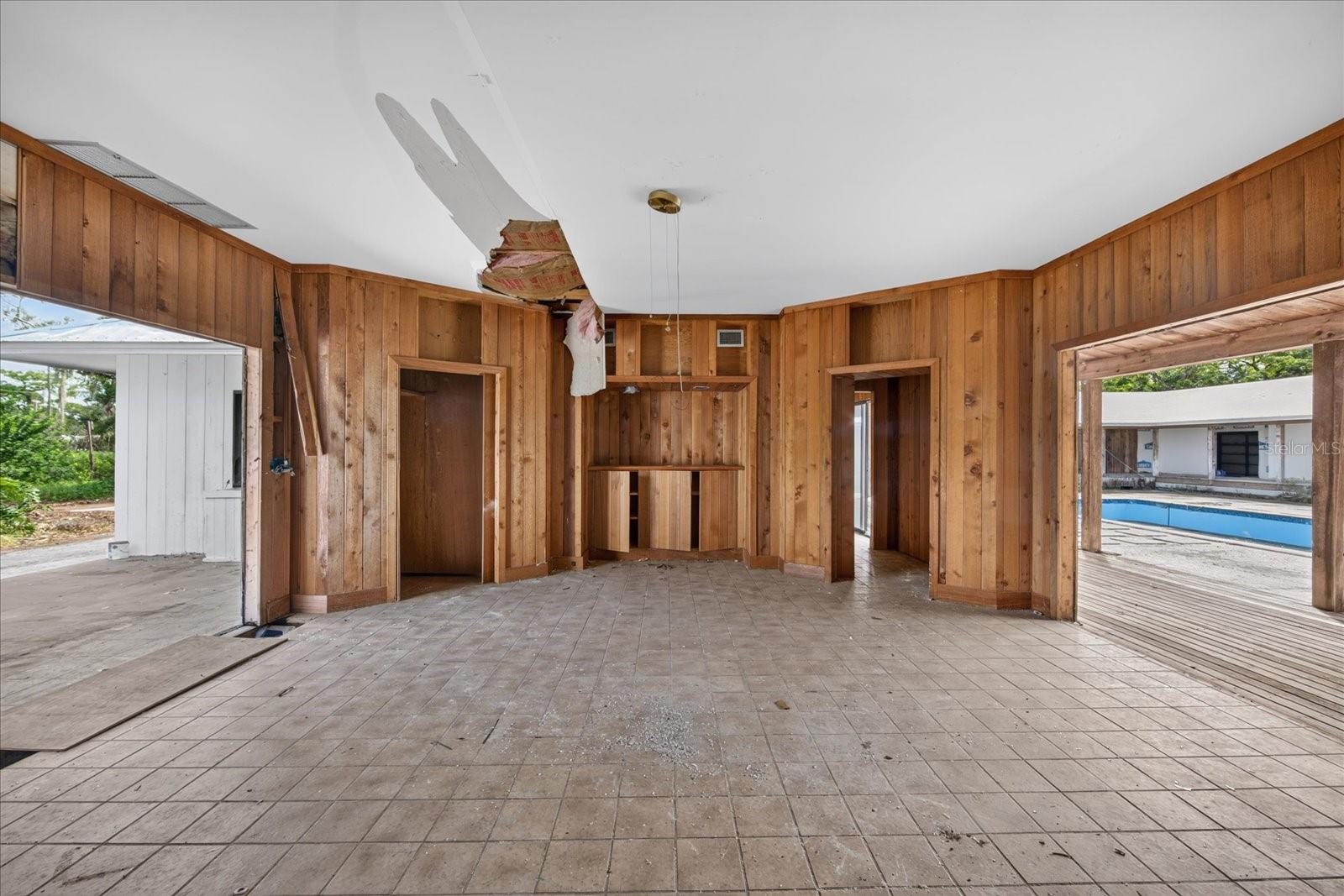 2140 DESOTO RD — photo 79