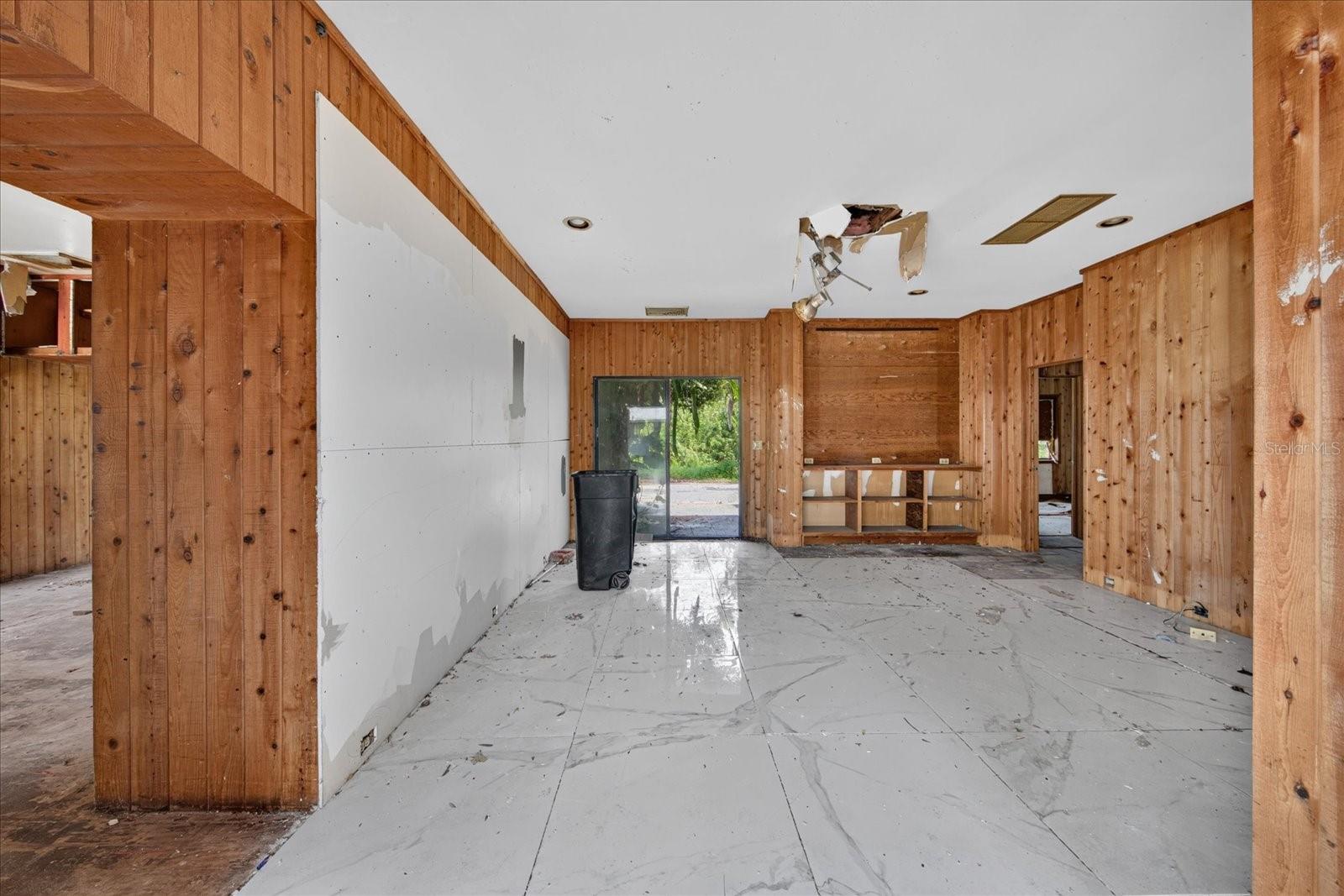 2140 DESOTO RD — photo 75