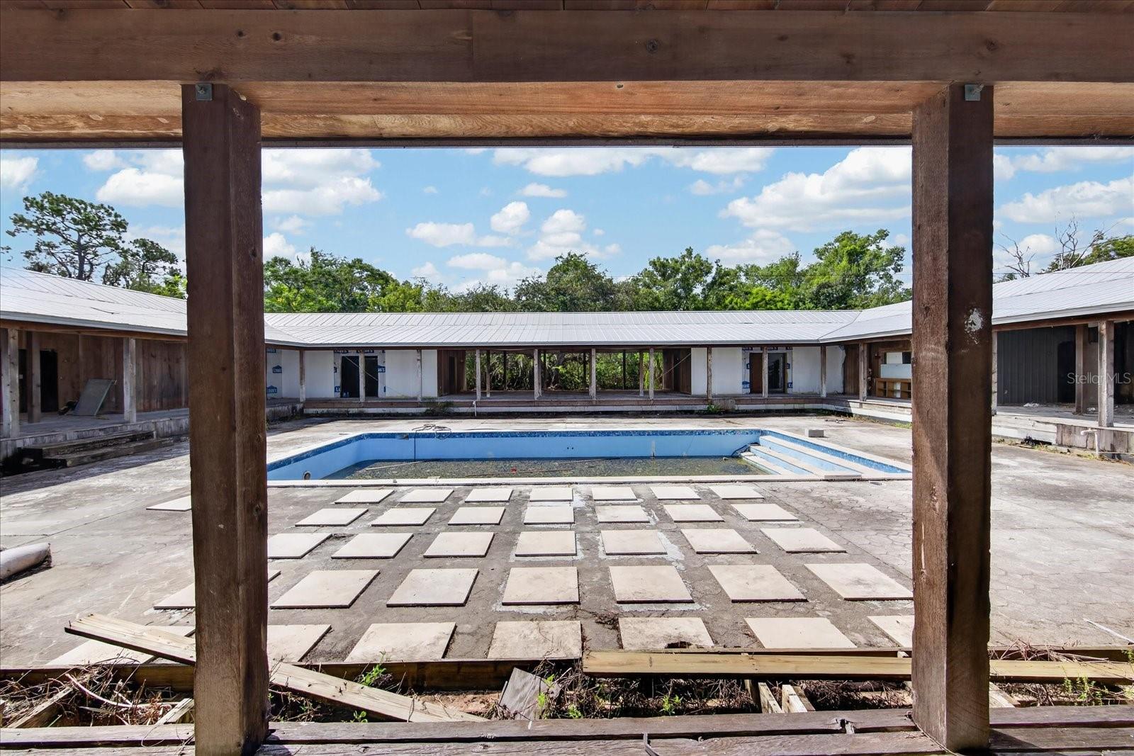 2140 DESOTO RD — photo 24