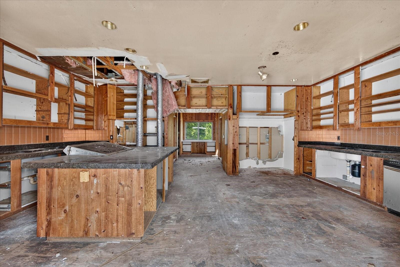 2140 DESOTO RD — photo 59