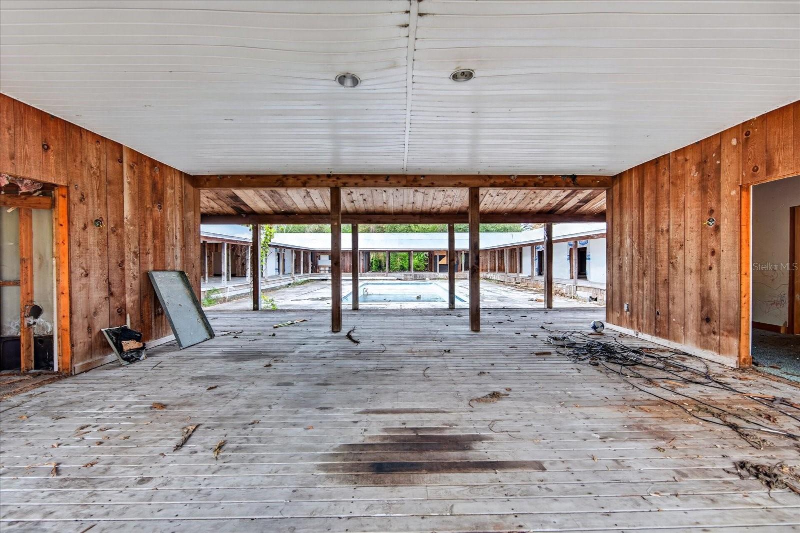 2140 DESOTO RD — photo 14