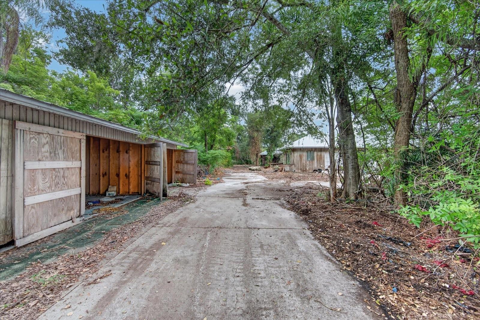 2140 DESOTO RD — photo 43
