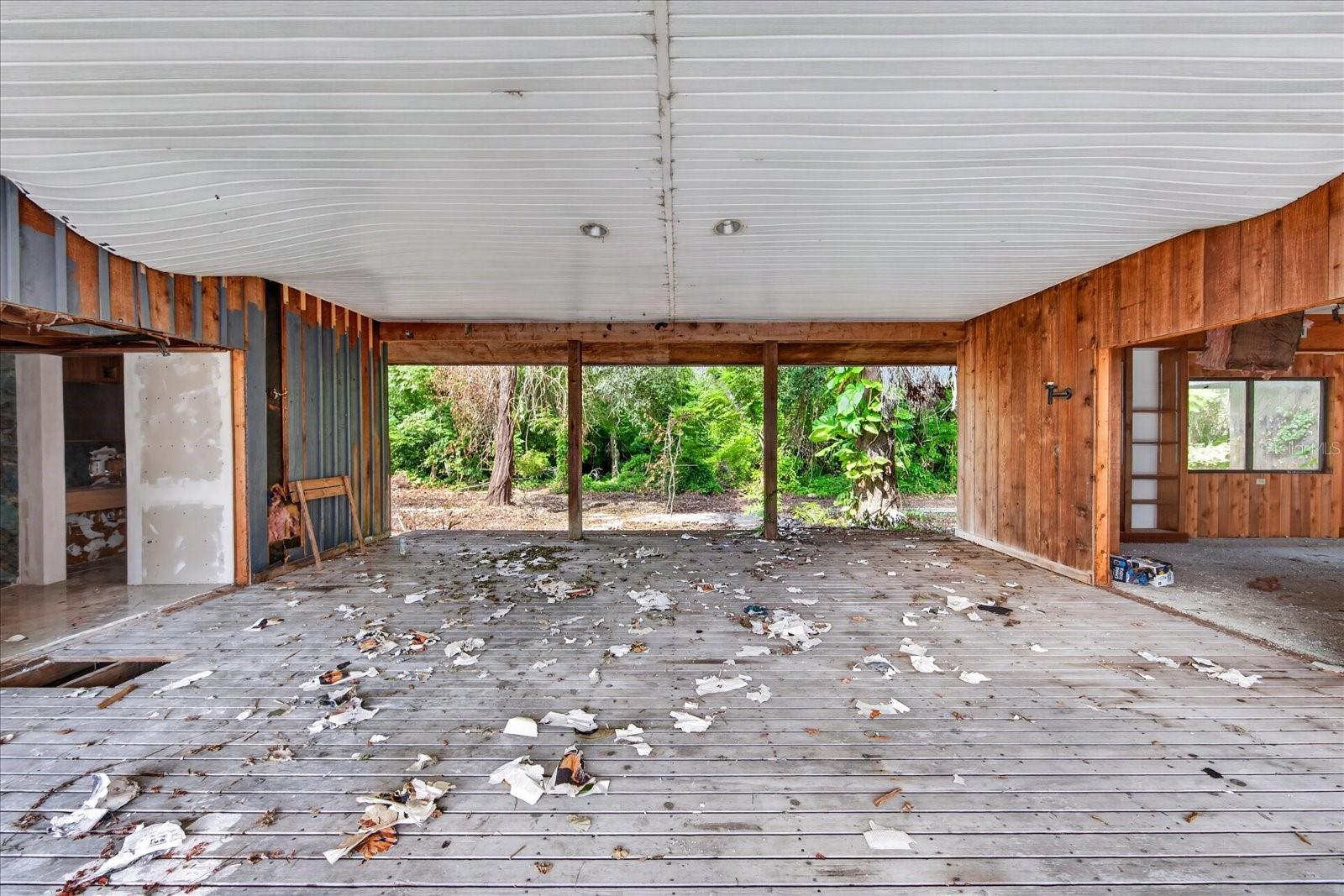 2140 DESOTO RD — photo 11