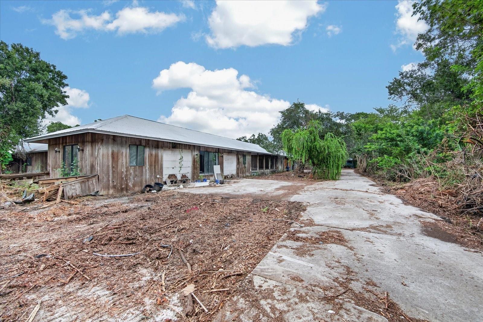 2140 DESOTO RD — photo 49