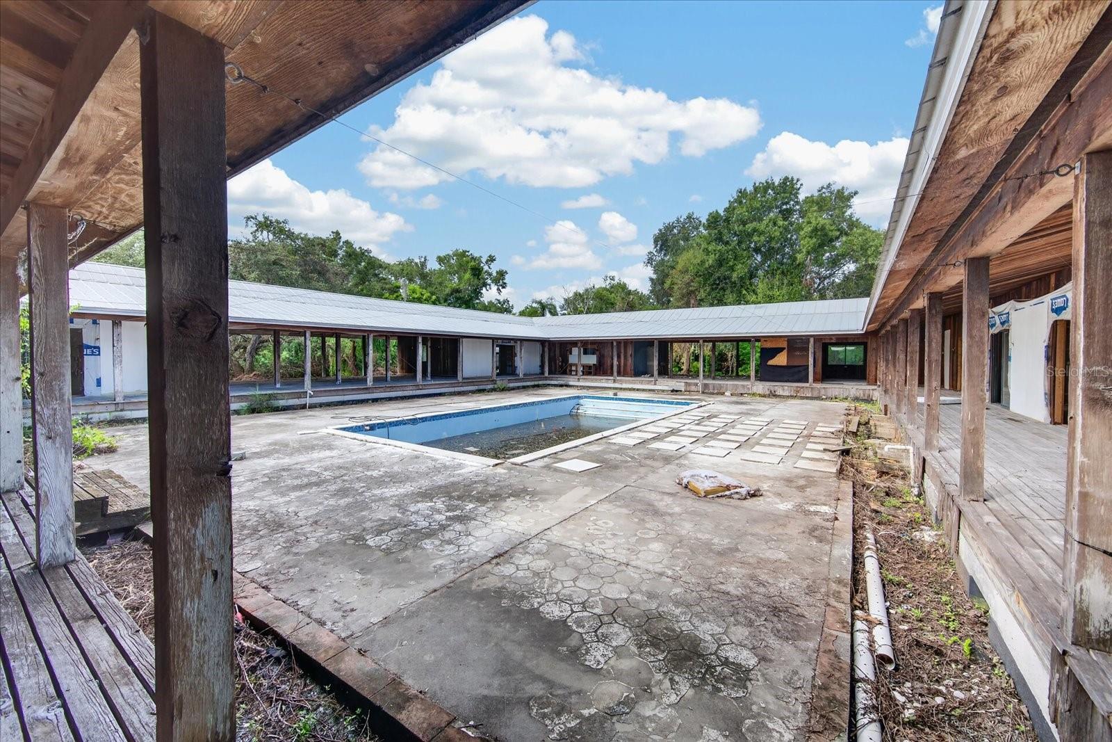 2140 DESOTO RD — photo 21