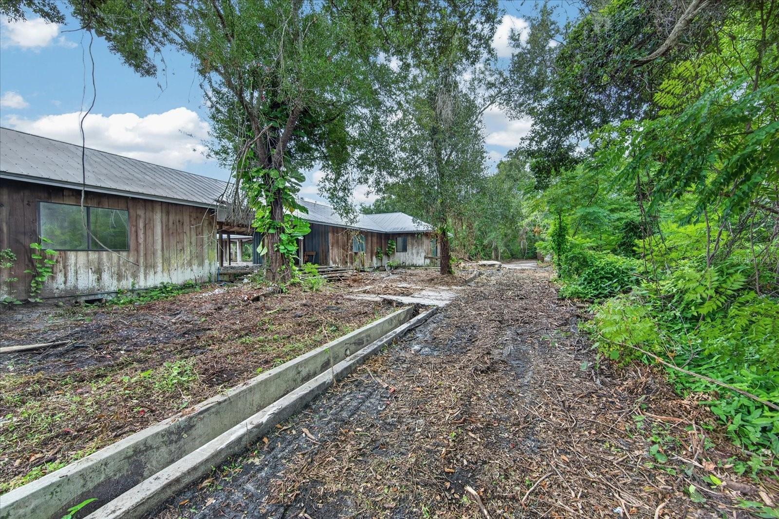 2140 DESOTO RD — photo 48