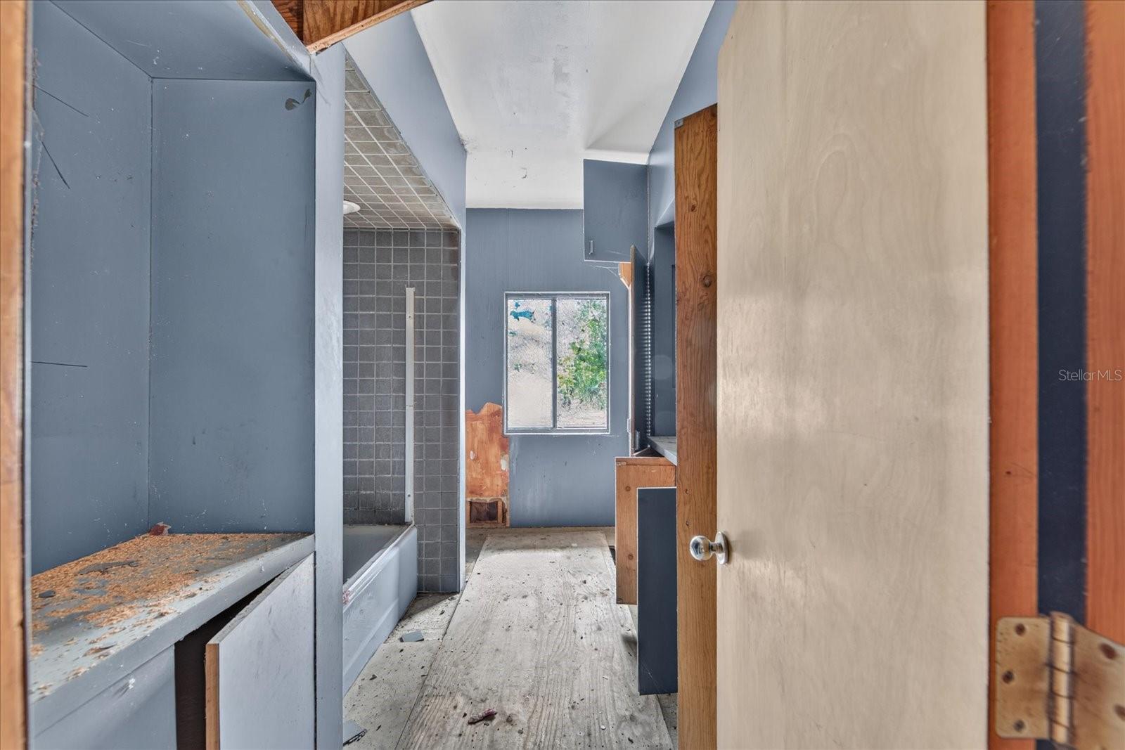 2140 DESOTO RD — photo 36