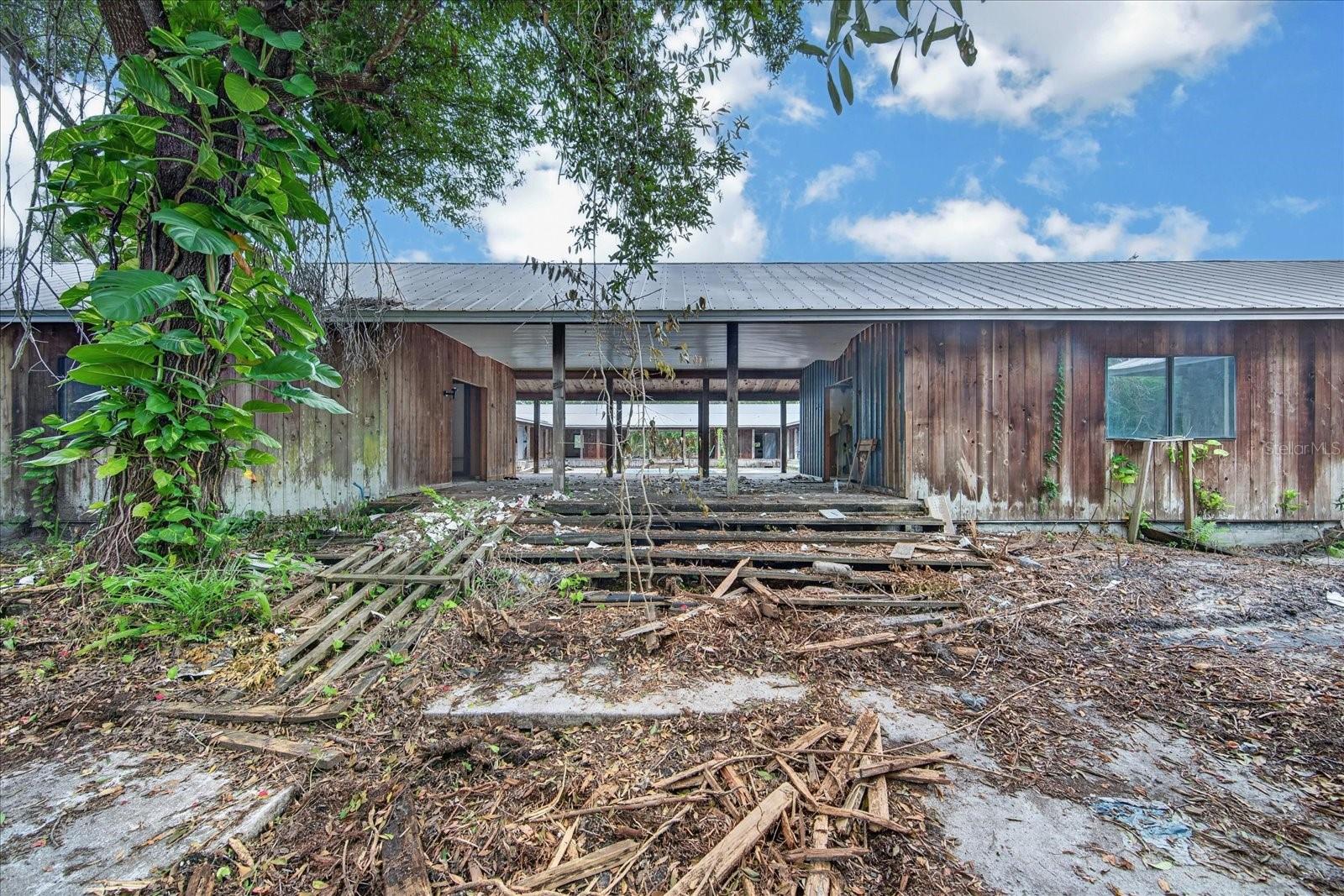2140 DESOTO RD — photo 45