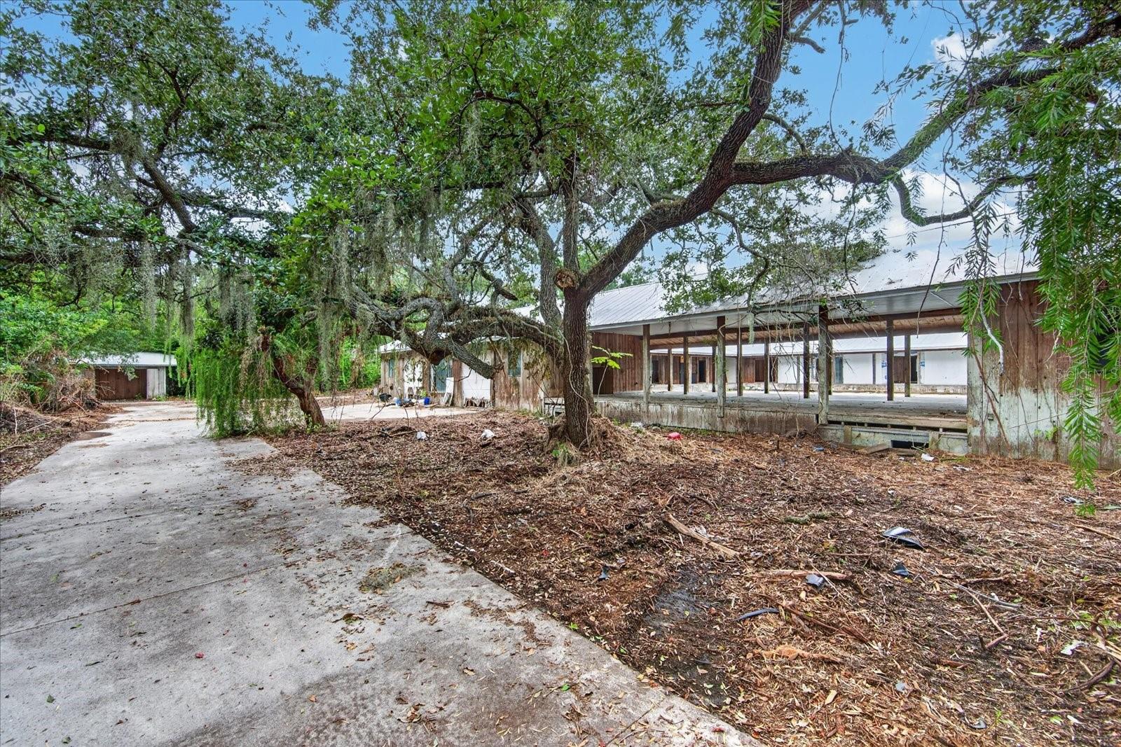 2140 DESOTO RD — photo 39