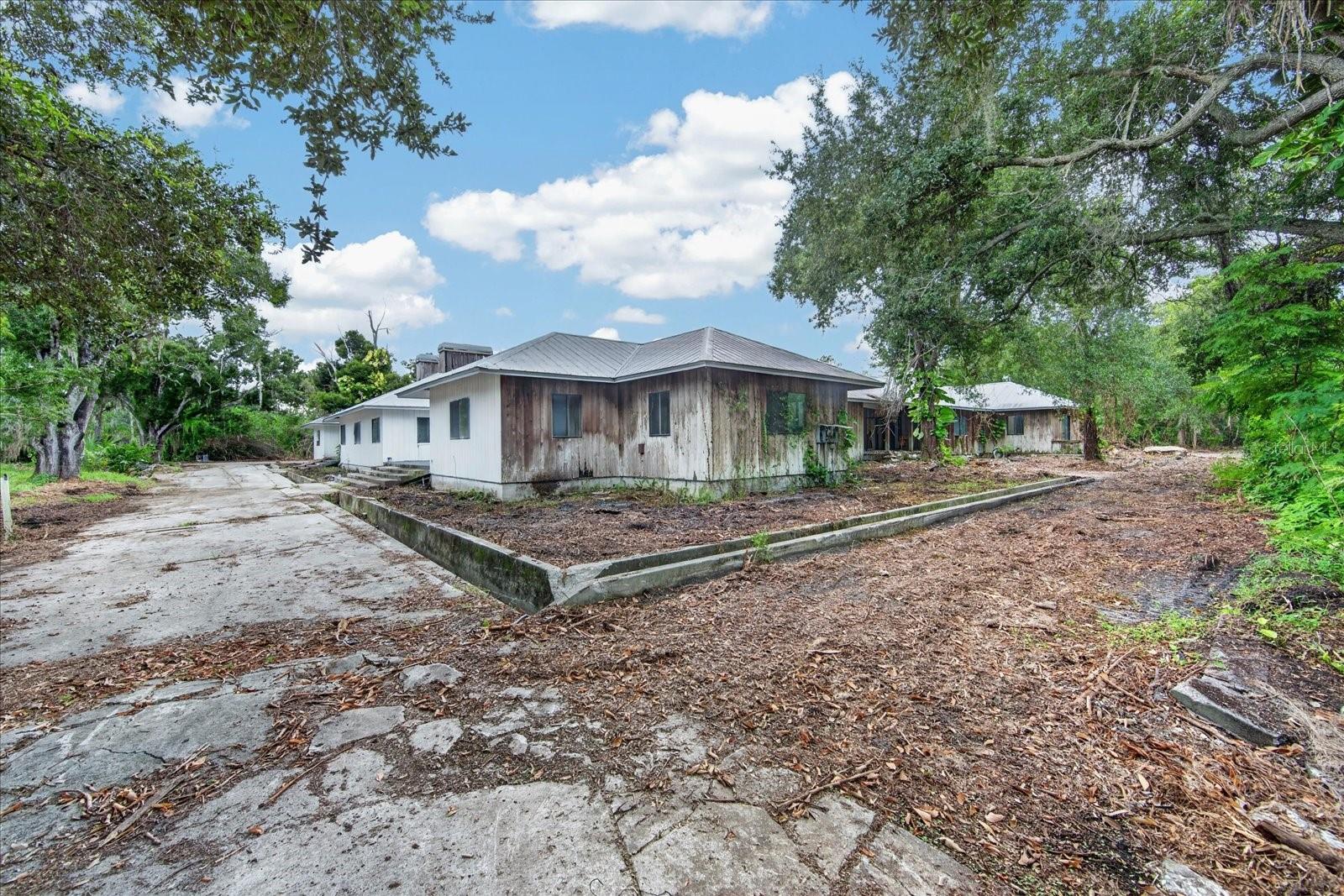 2140 DESOTO RD — photo 42
