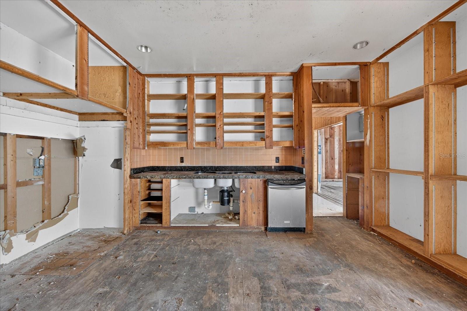 2140 DESOTO RD — photo 57