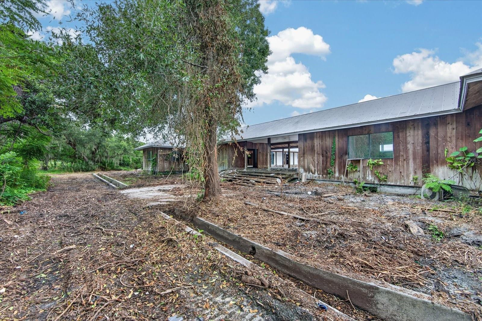 2140 DESOTO RD — photo 54