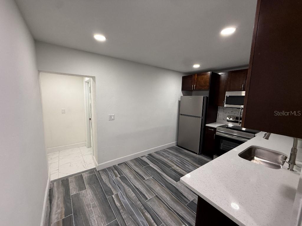 1110 W KNOLLWOOD ST — photo 13
