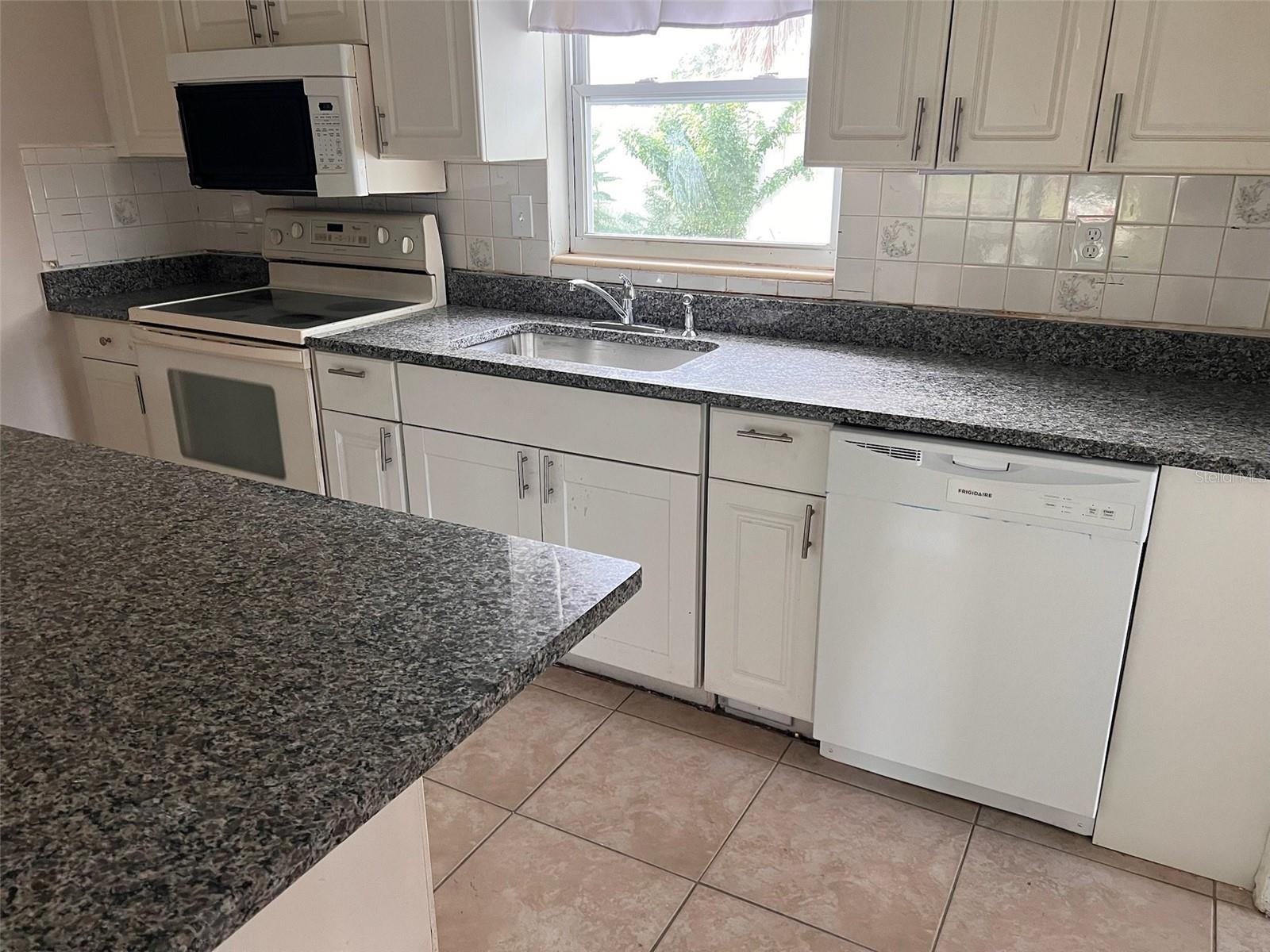 3633 ROXANE BLVD — photo 3
