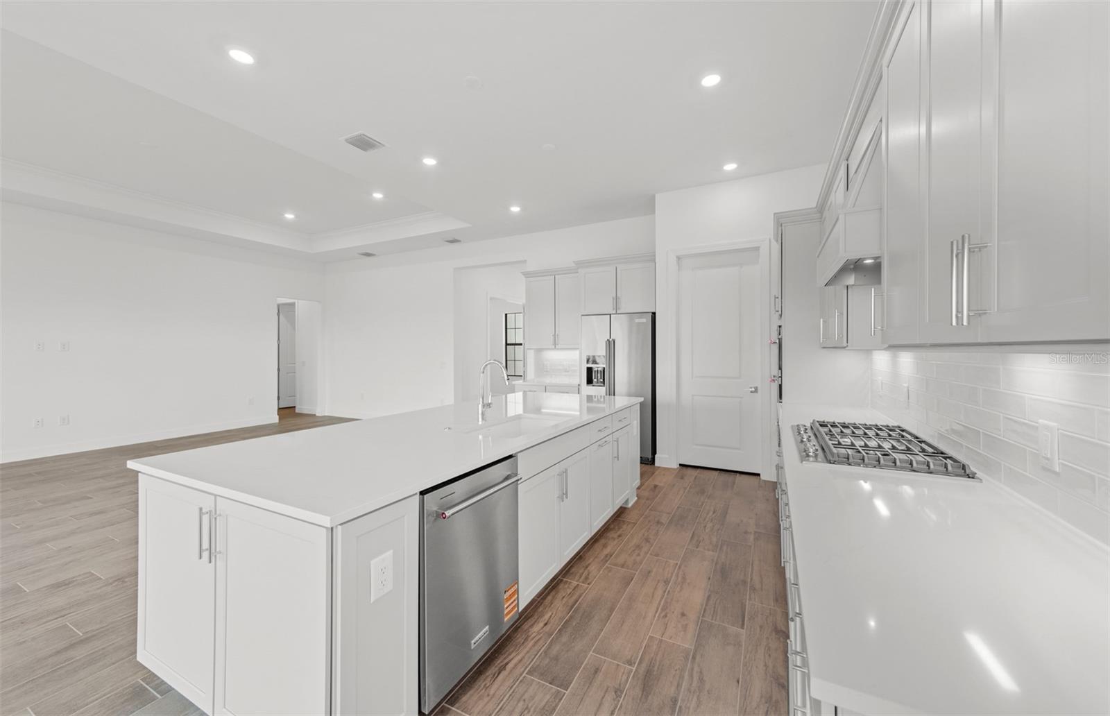 5027 GOLDEN SHORE CT — photo 8