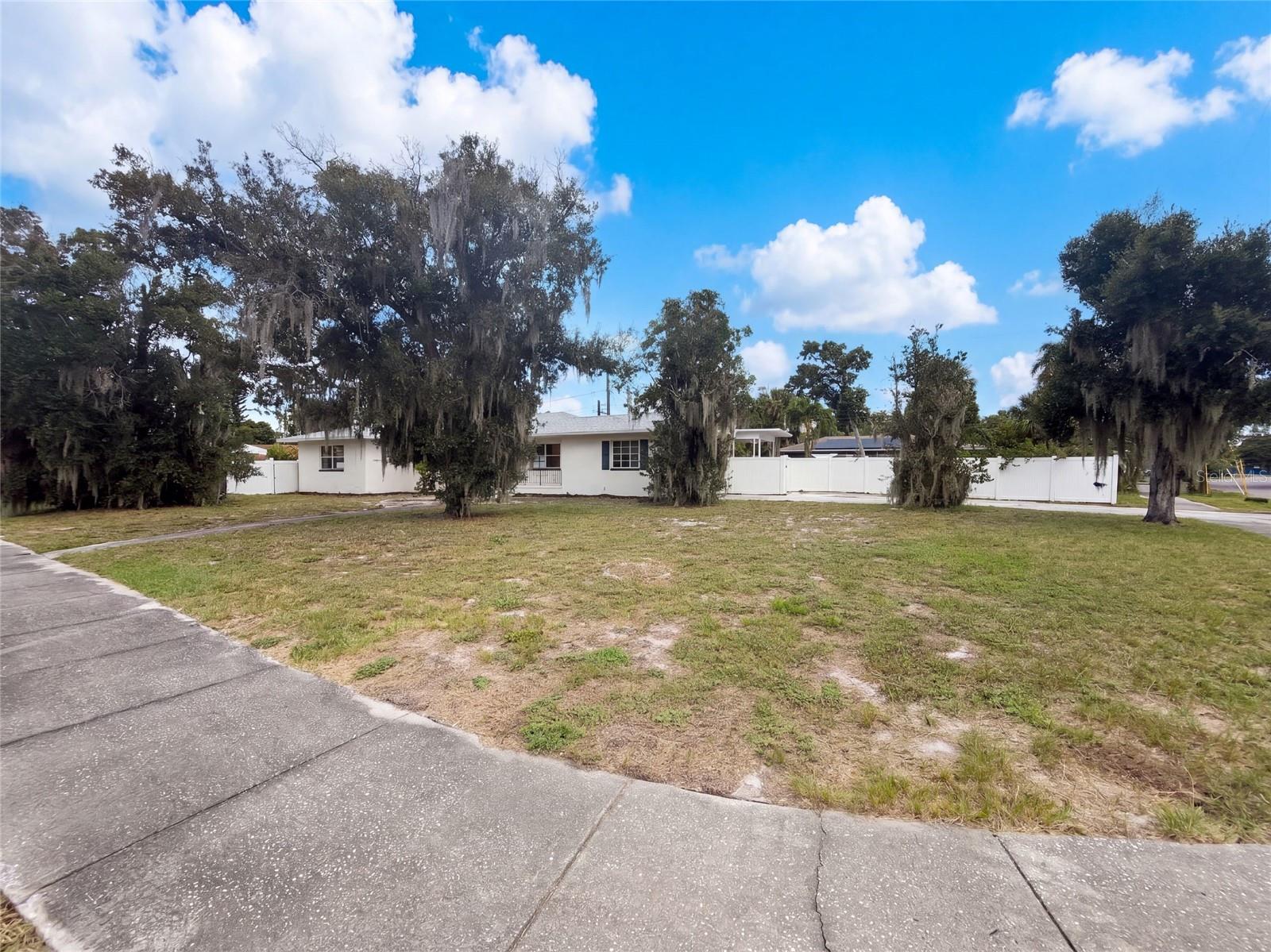 601 MYRTLE WAY S — photo 8