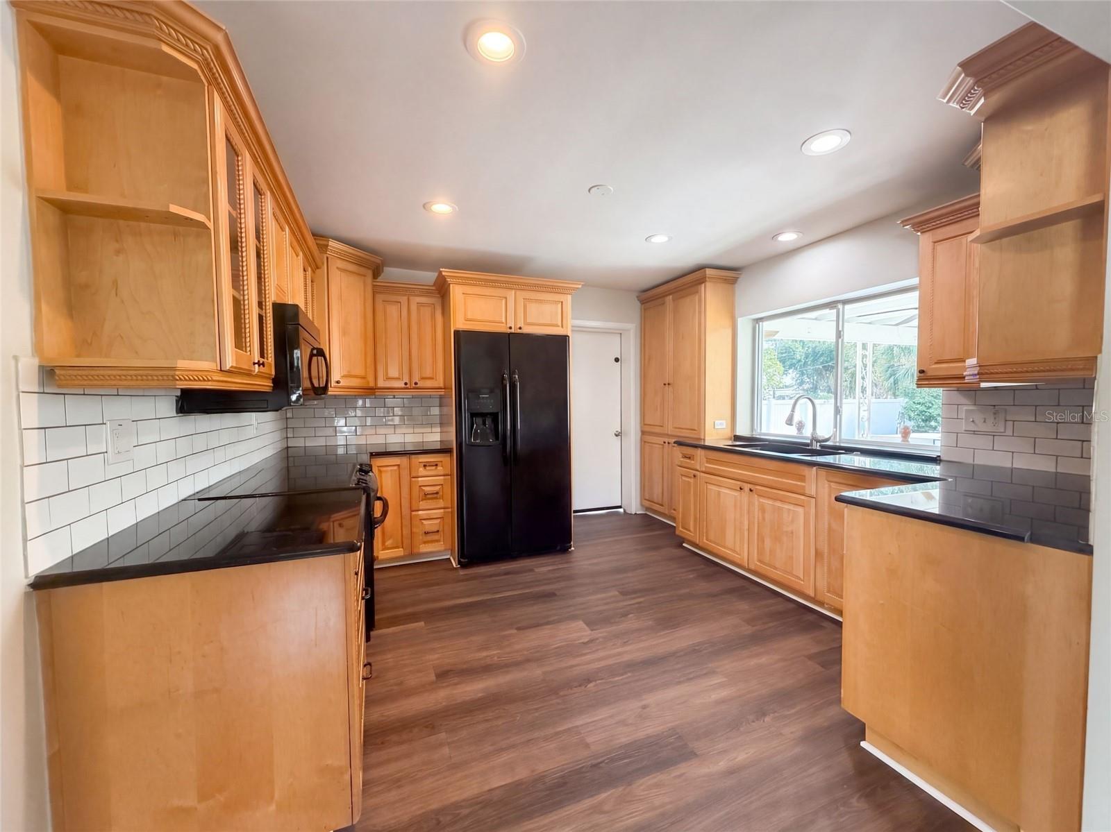 601 MYRTLE WAY S — photo 2