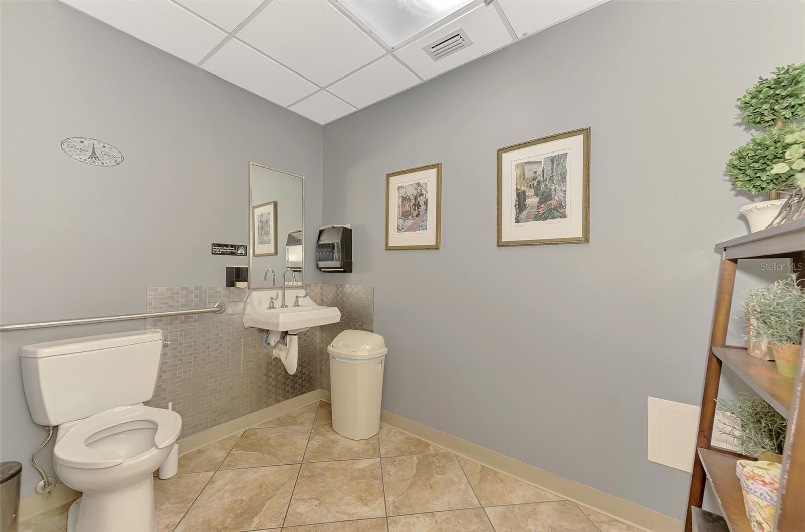 1500 E VENICE AVE #4b — photo 36