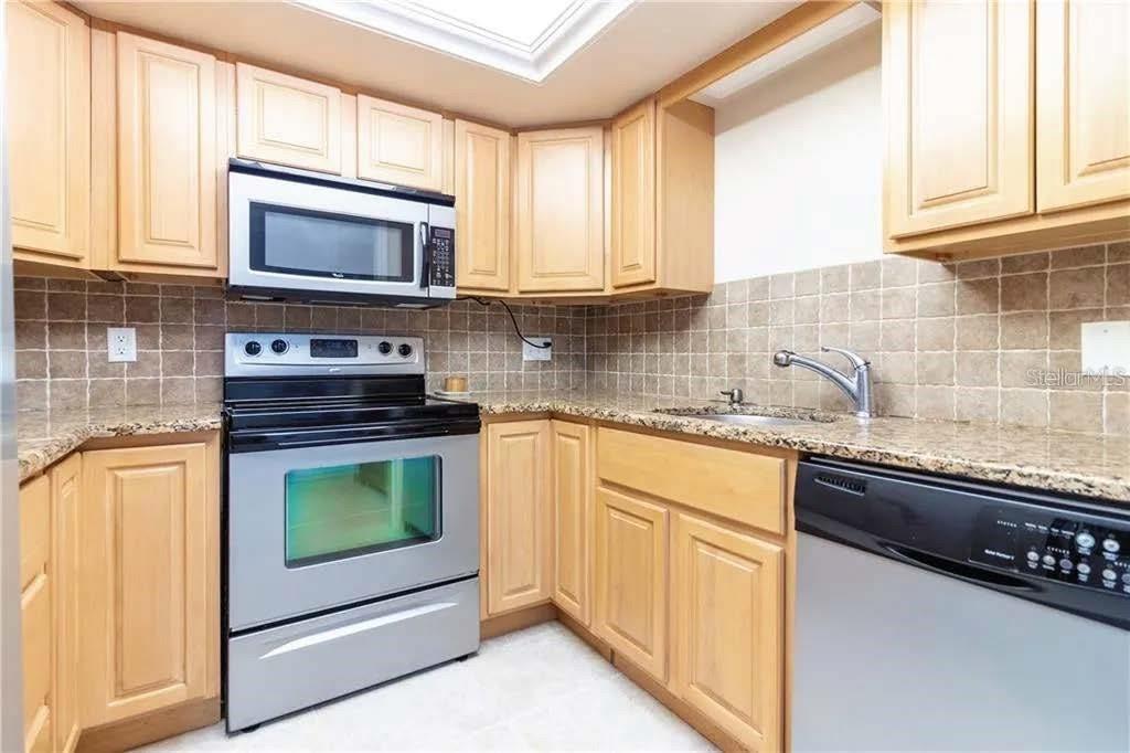 421 PALM AVE N — photo 4