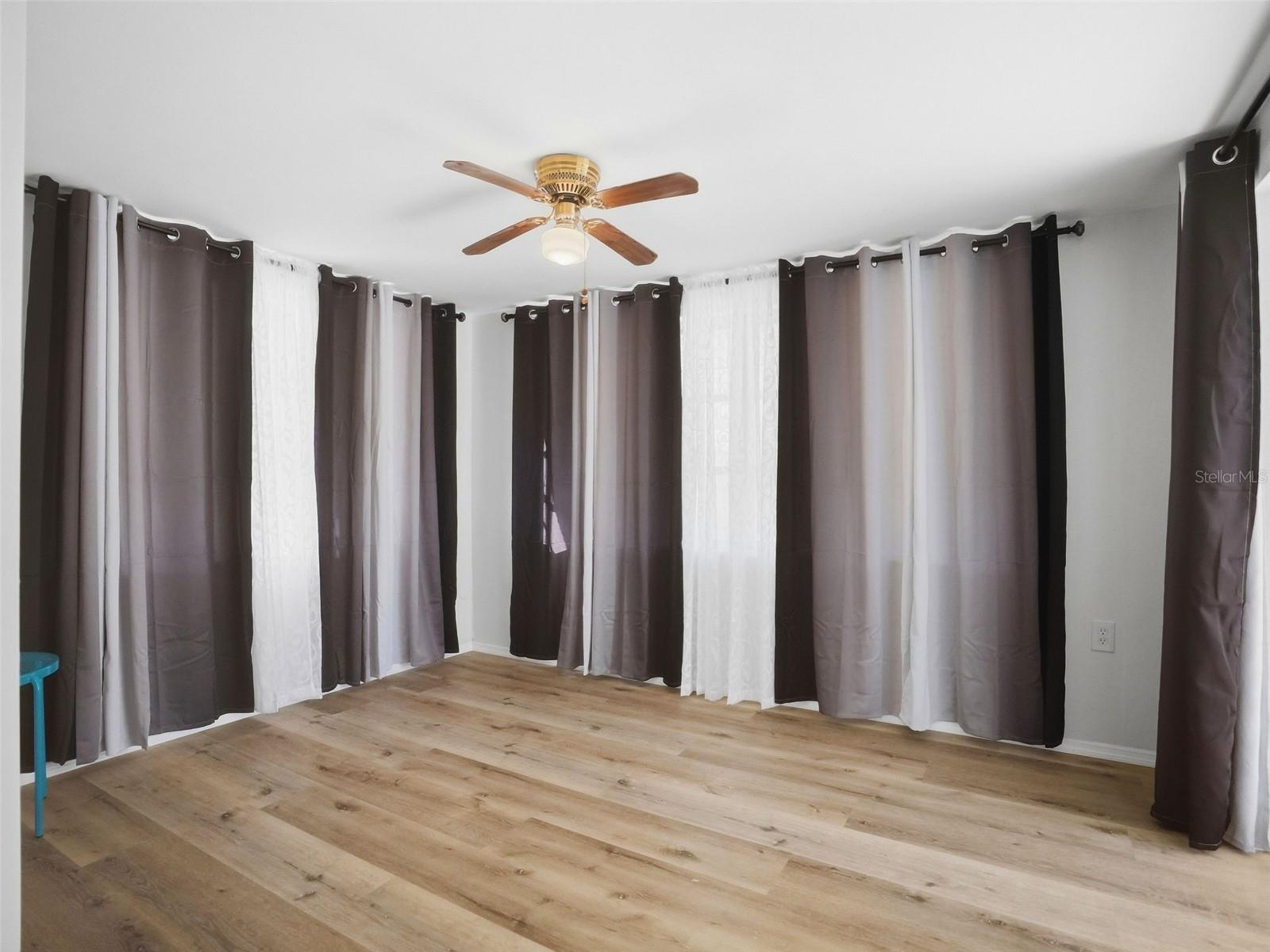 1031 CLASSIC DR — photo 29
