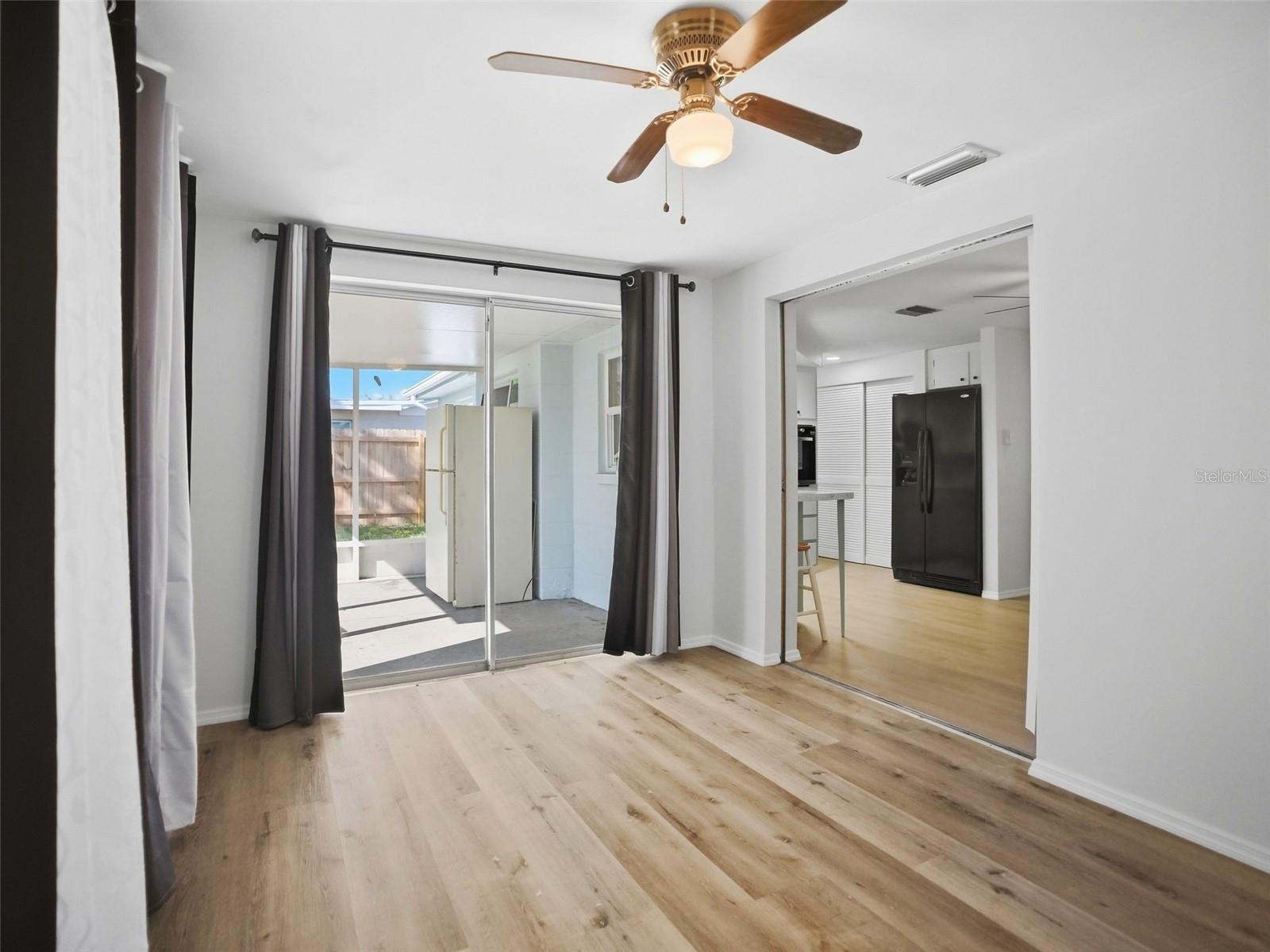 1031 CLASSIC DR — photo 31