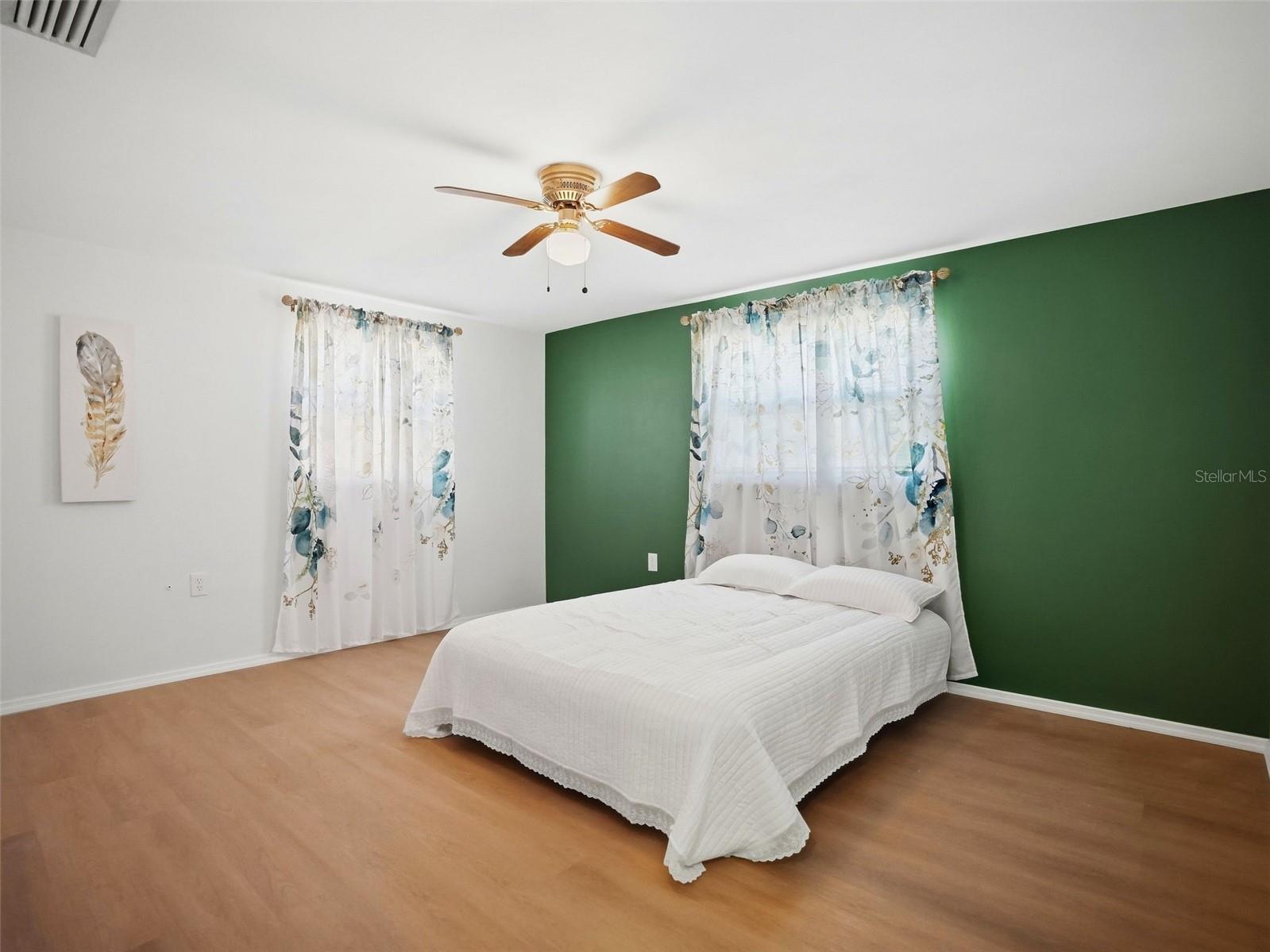 1031 CLASSIC DR — photo 23