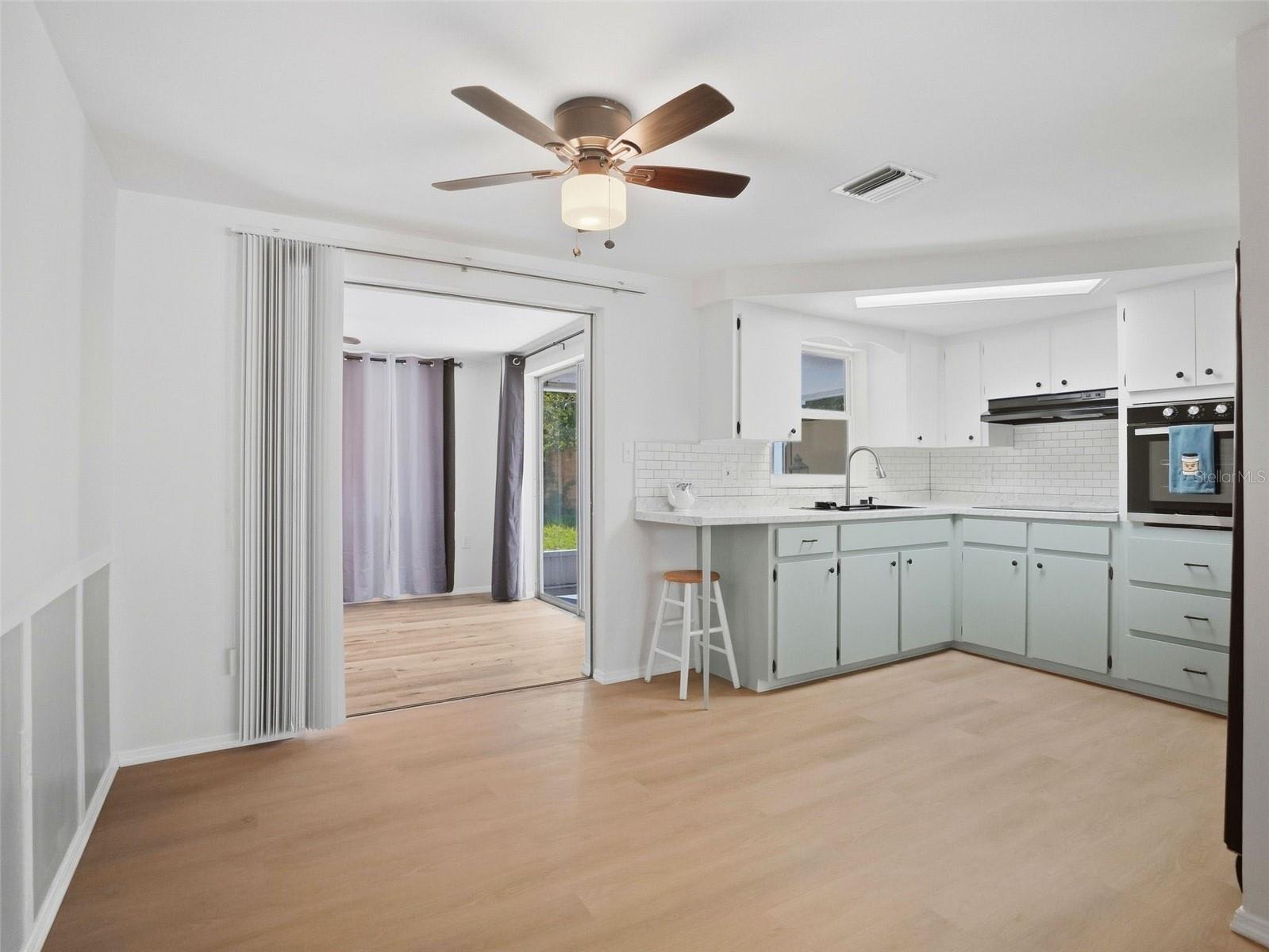 1031 CLASSIC DR — photo 12