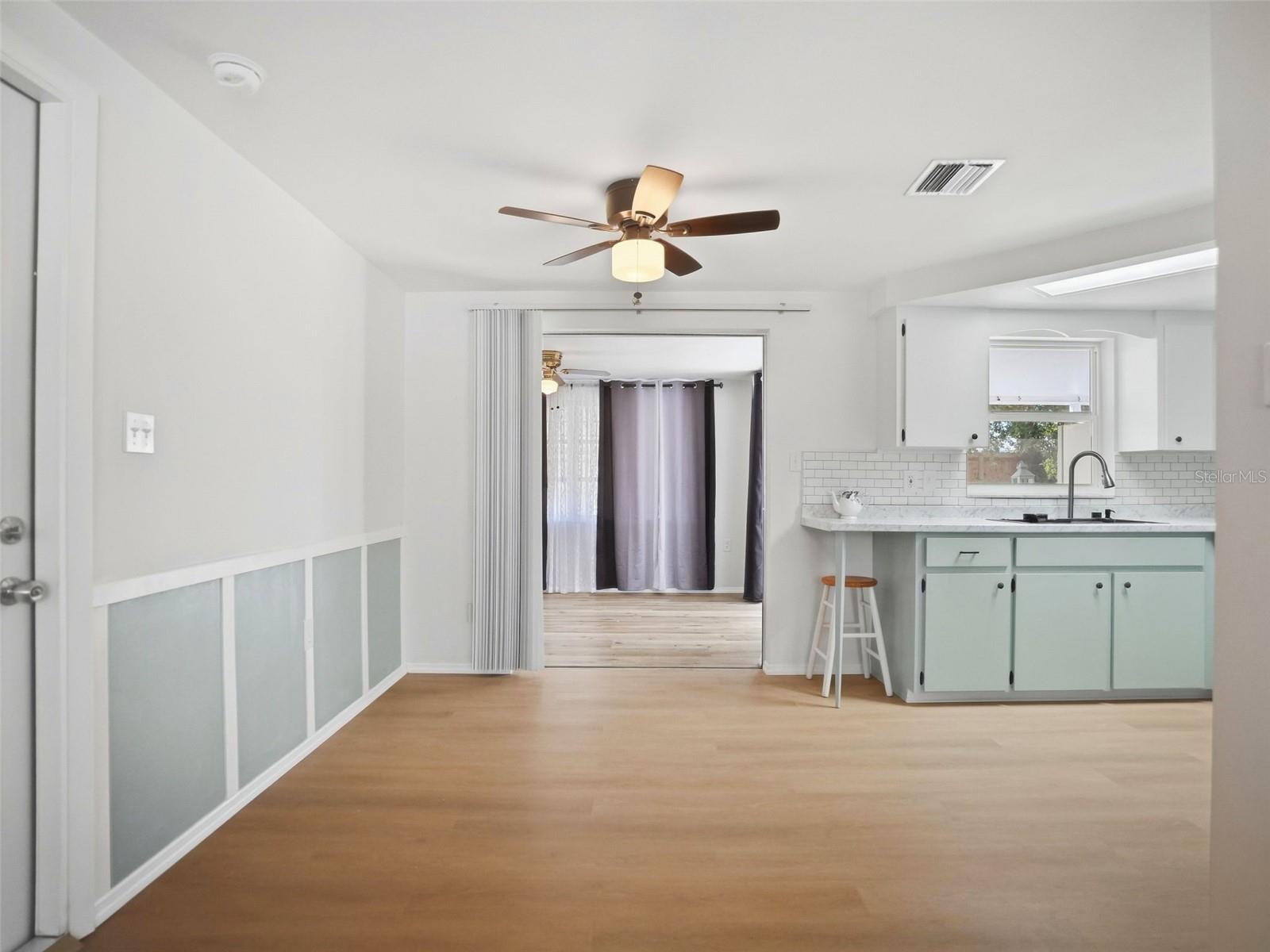 1031 CLASSIC DR — photo 13
