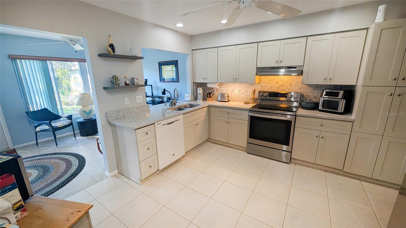 676 LINDEN DR — photo 12