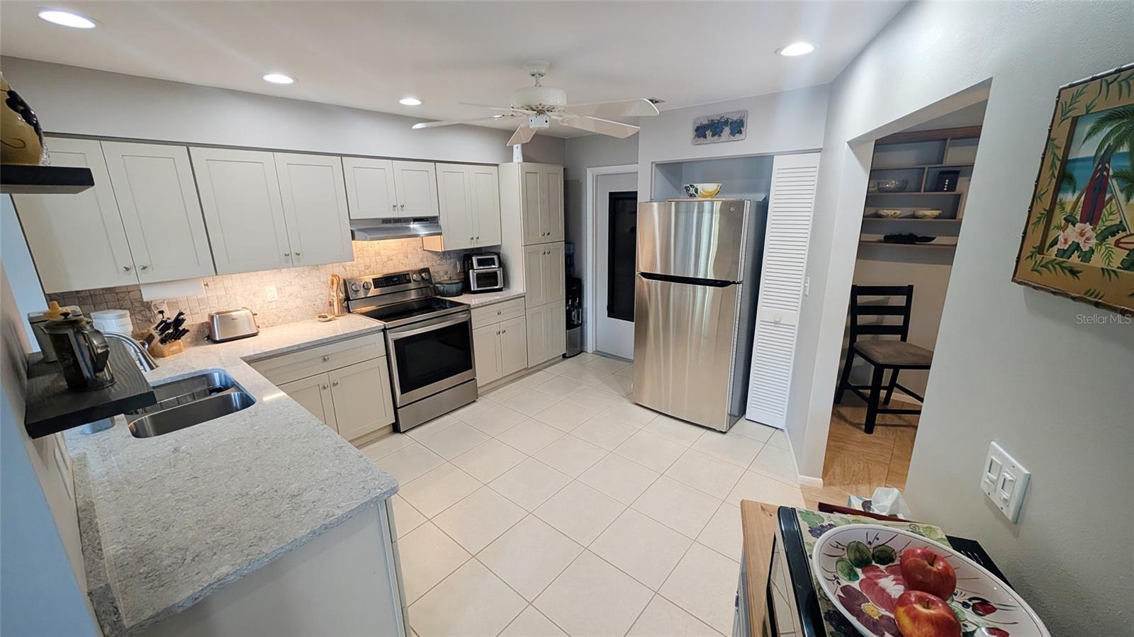 676 LINDEN DR — photo 13