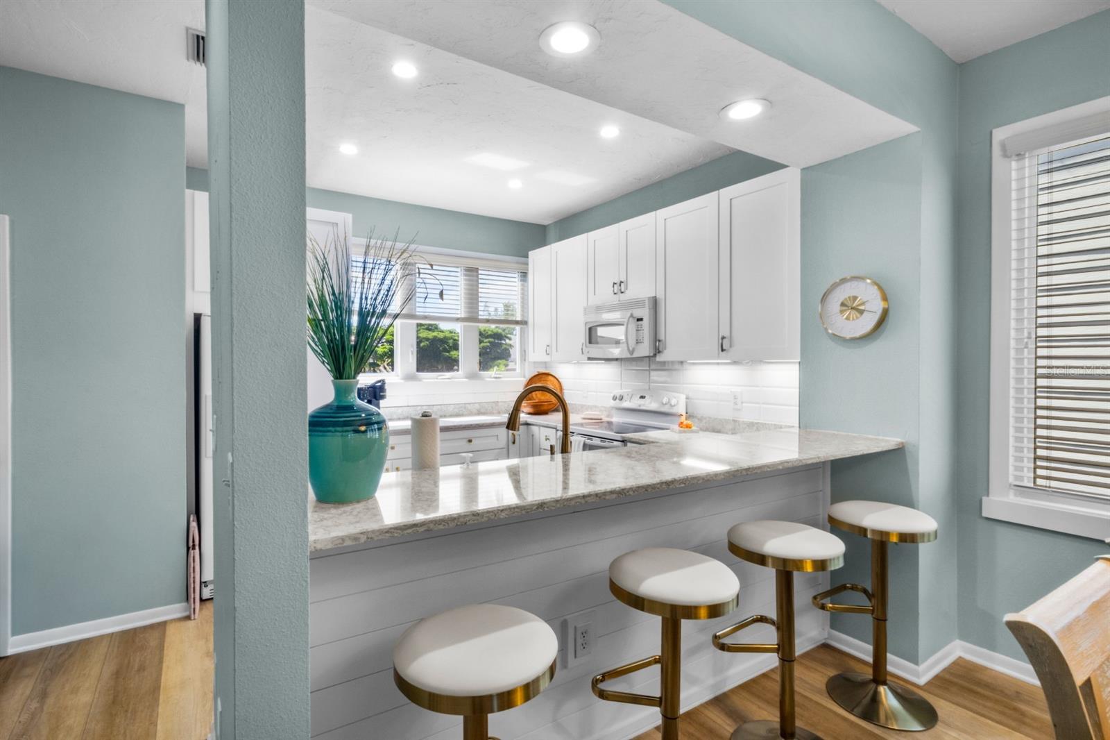 521 FOREST WAY — photo 3