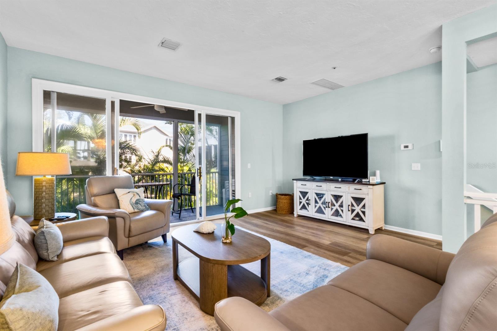 521 FOREST WAY — photo 9