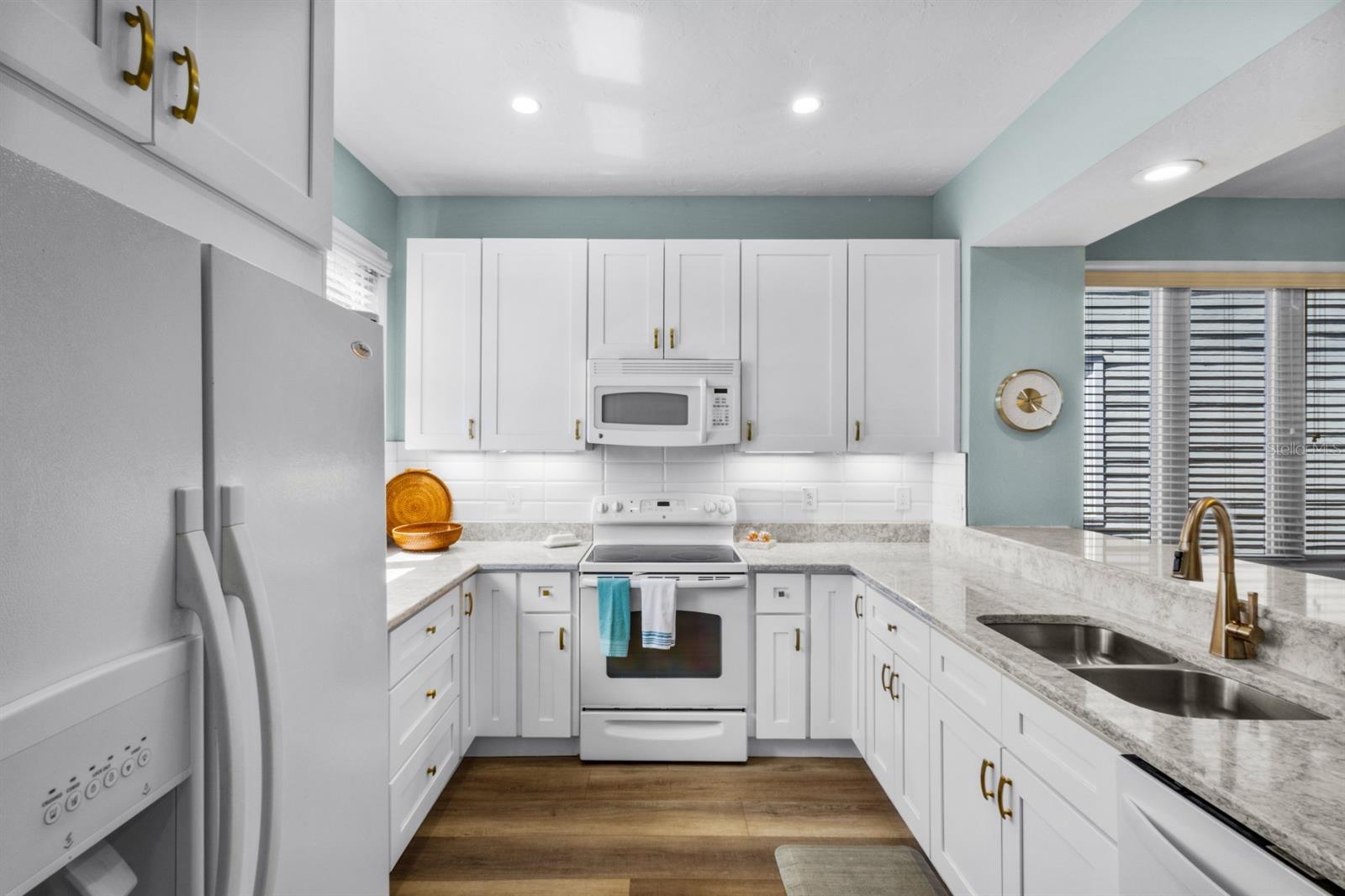 521 FOREST WAY — photo 4