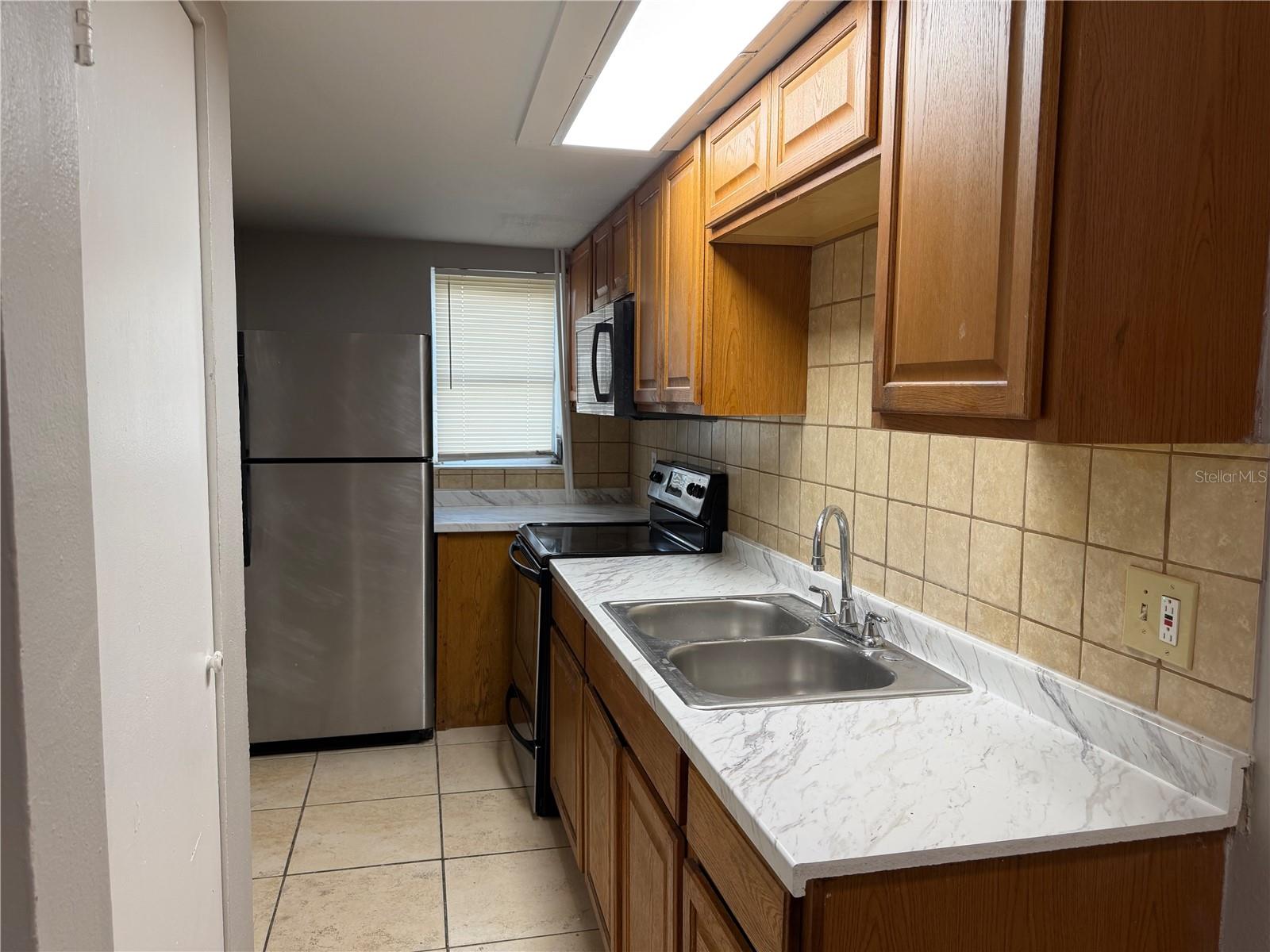 8707 N MANDARINE PL #B — photo 10