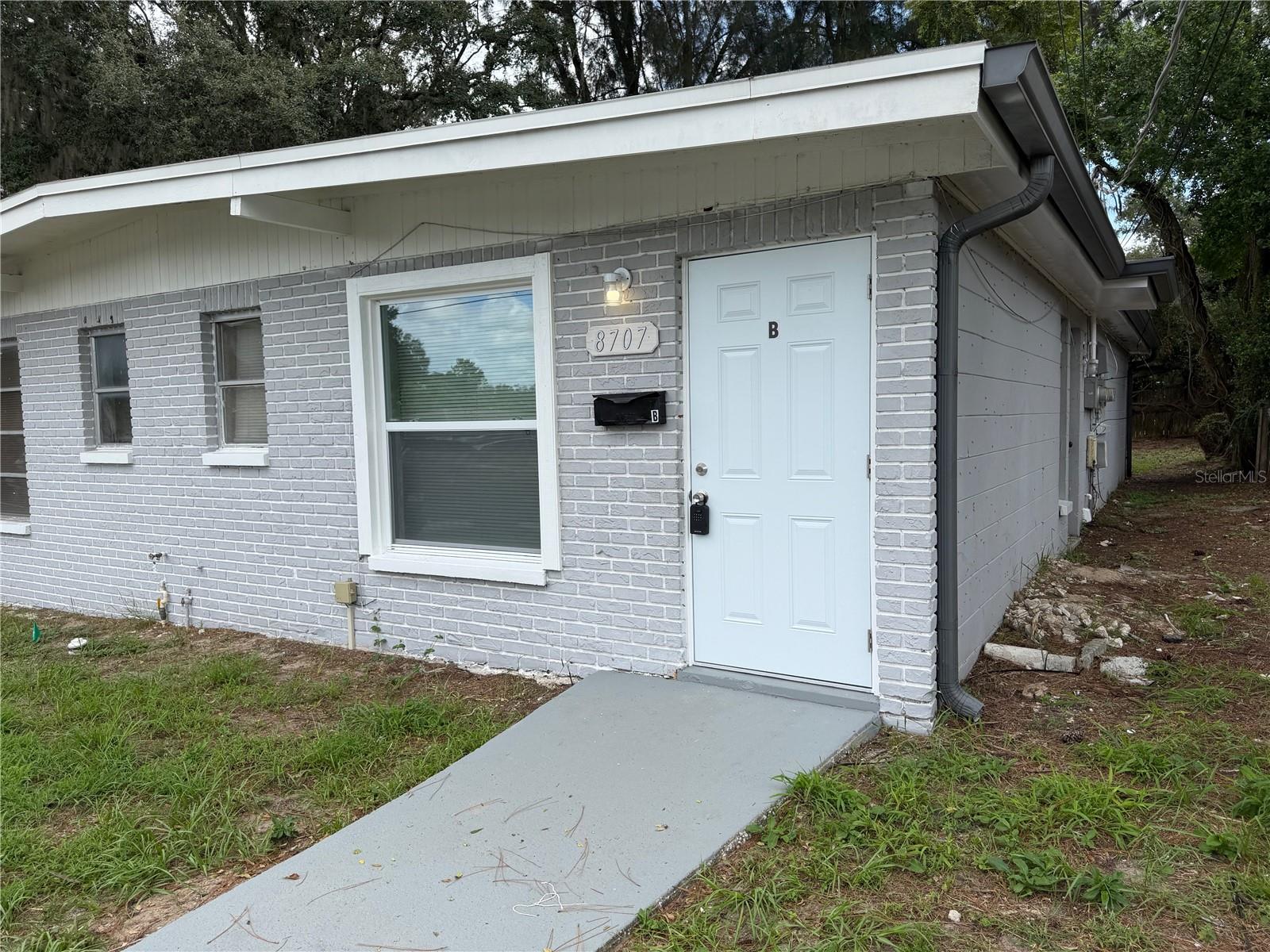 8707 N MANDARINE PL #B — photo 2