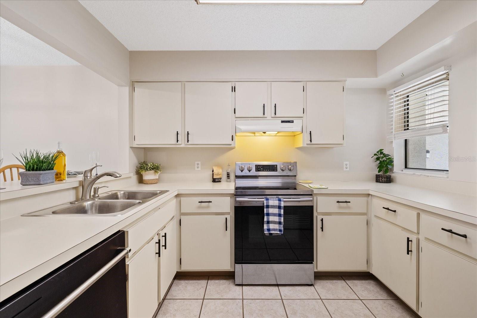 5537 SEA FOREST DR #104 — photo 4