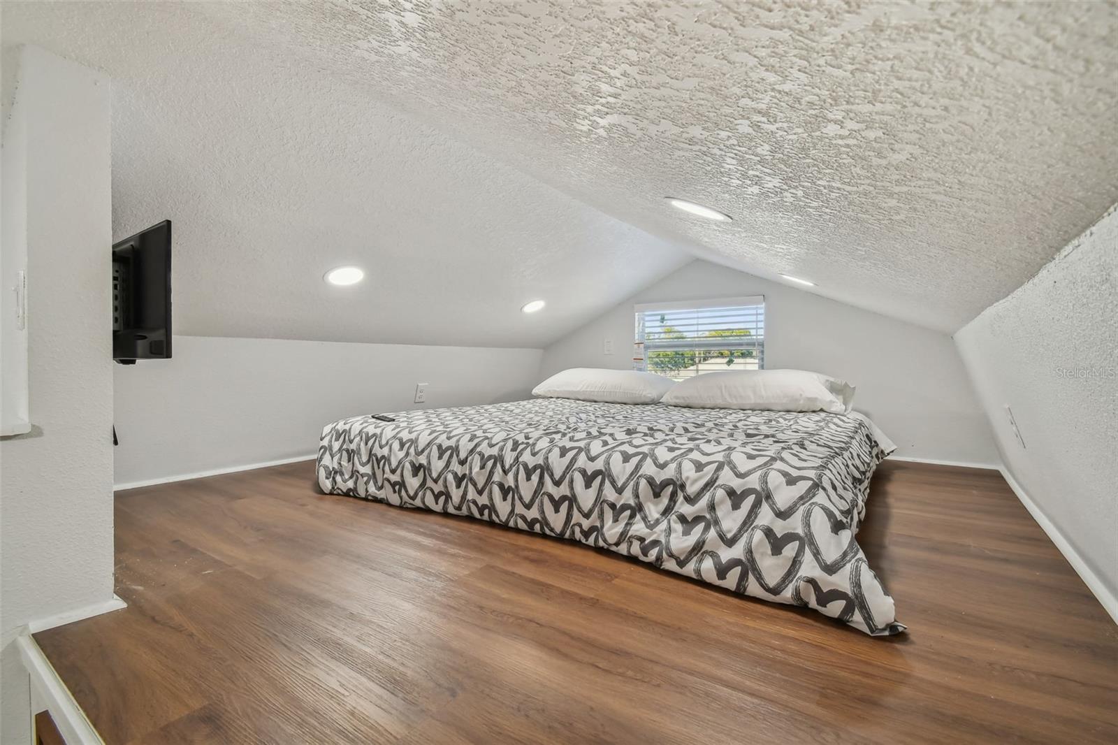 7508 N TAMPANIA AVE — photo 35