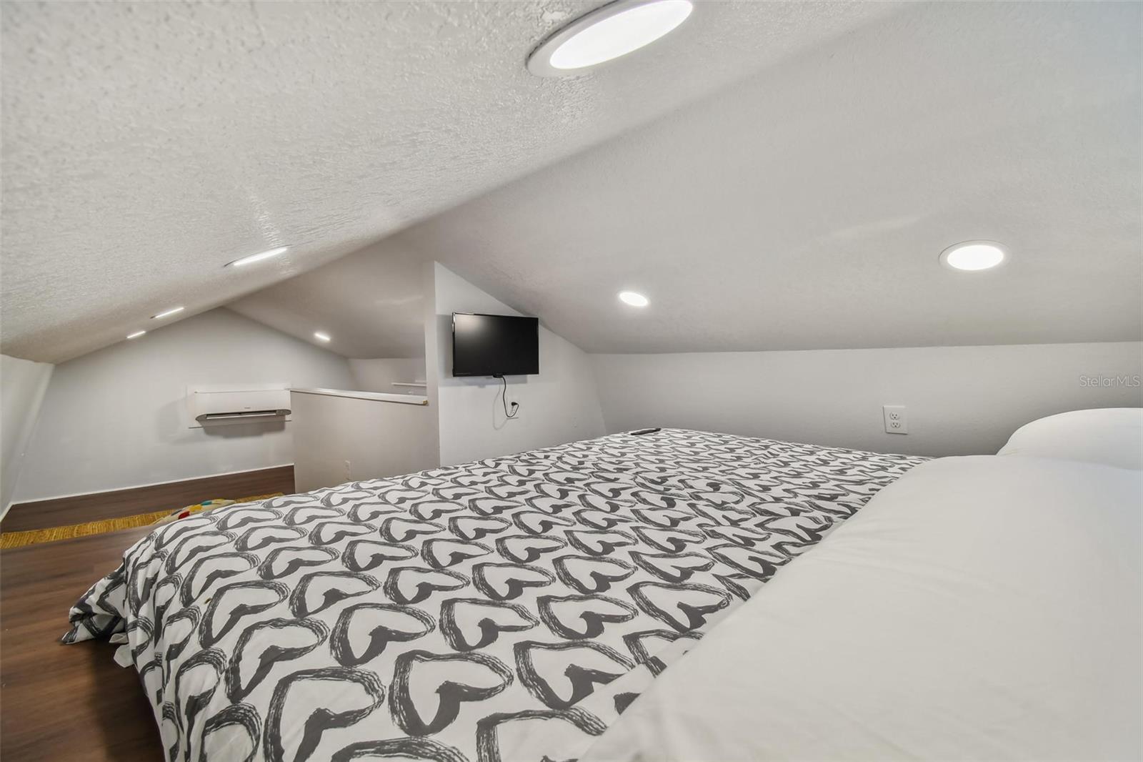 7508 N TAMPANIA AVE — photo 34