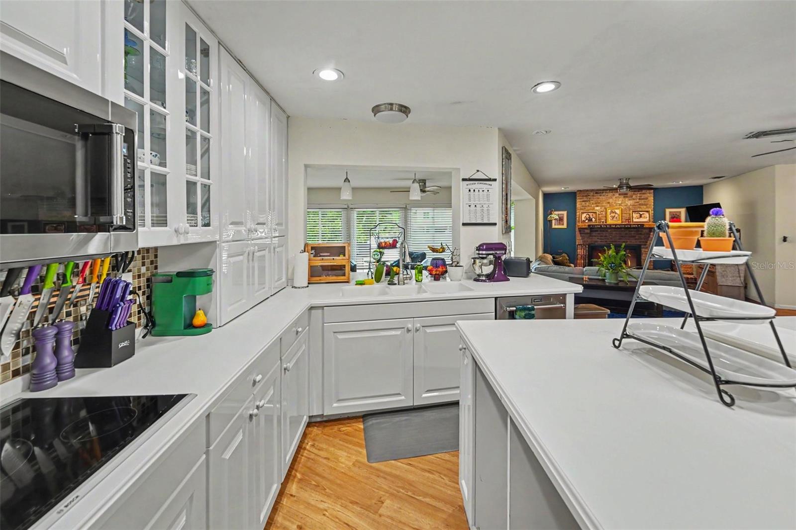 921 COLLEGE HILL DR — photo 24