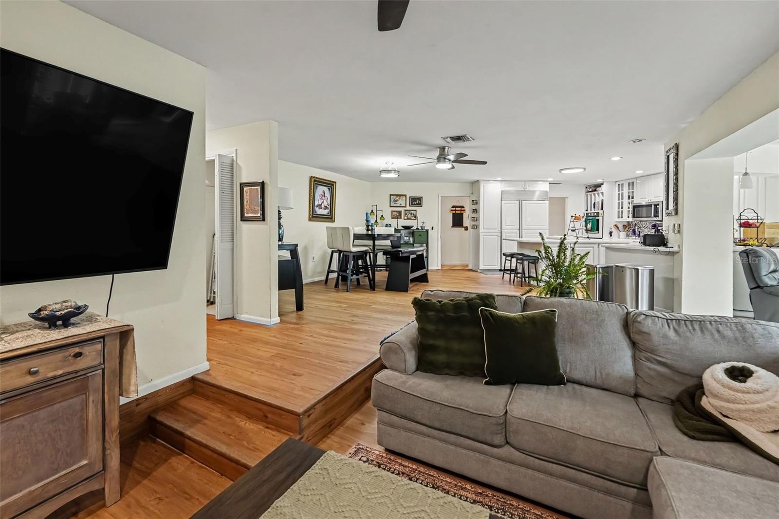 921 COLLEGE HILL DR — photo 30