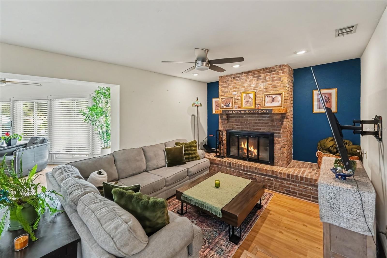 921 COLLEGE HILL DR — photo 28