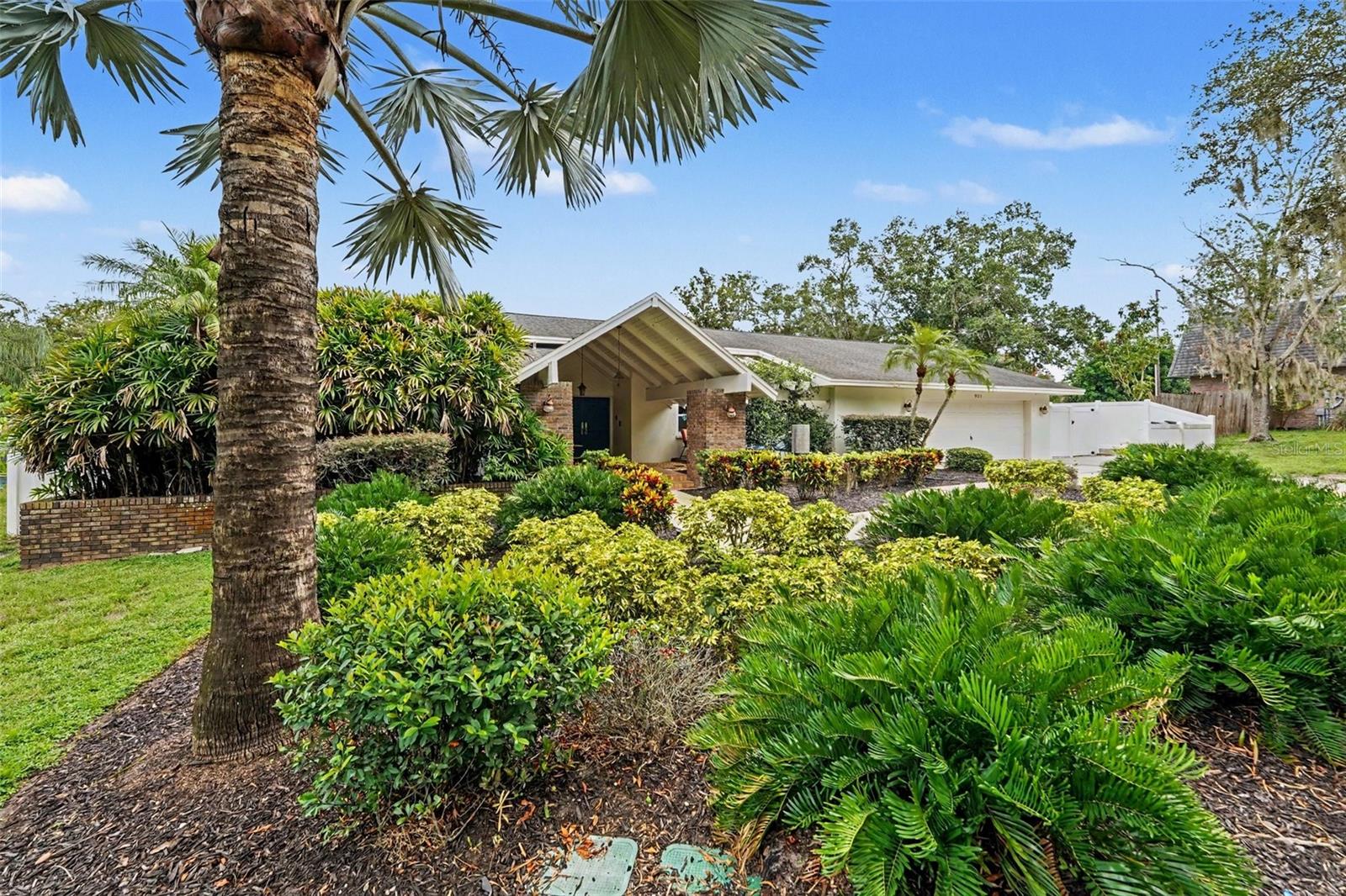 921 COLLEGE HILL DR — photo 10