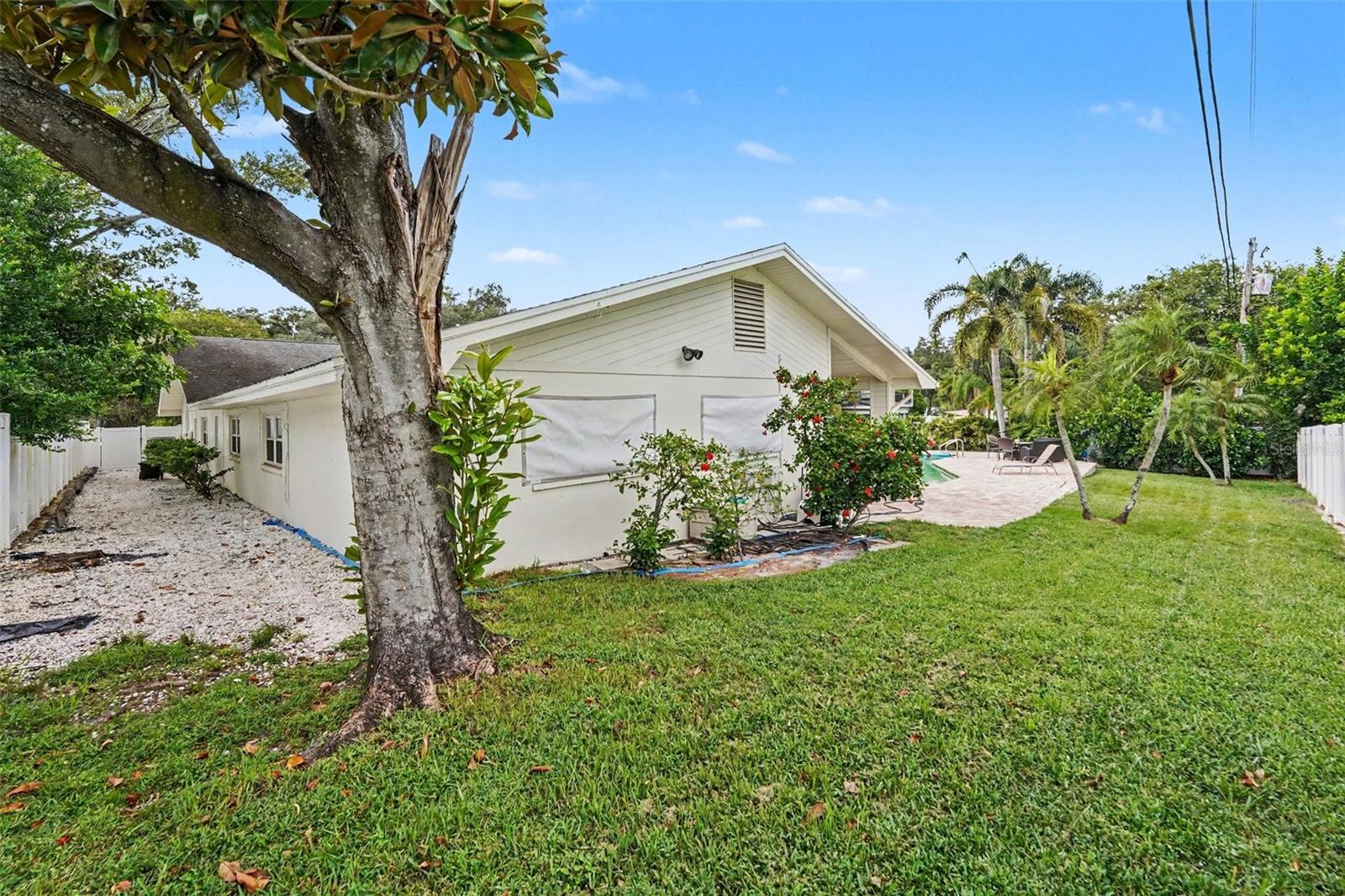 921 COLLEGE HILL DR — photo 60