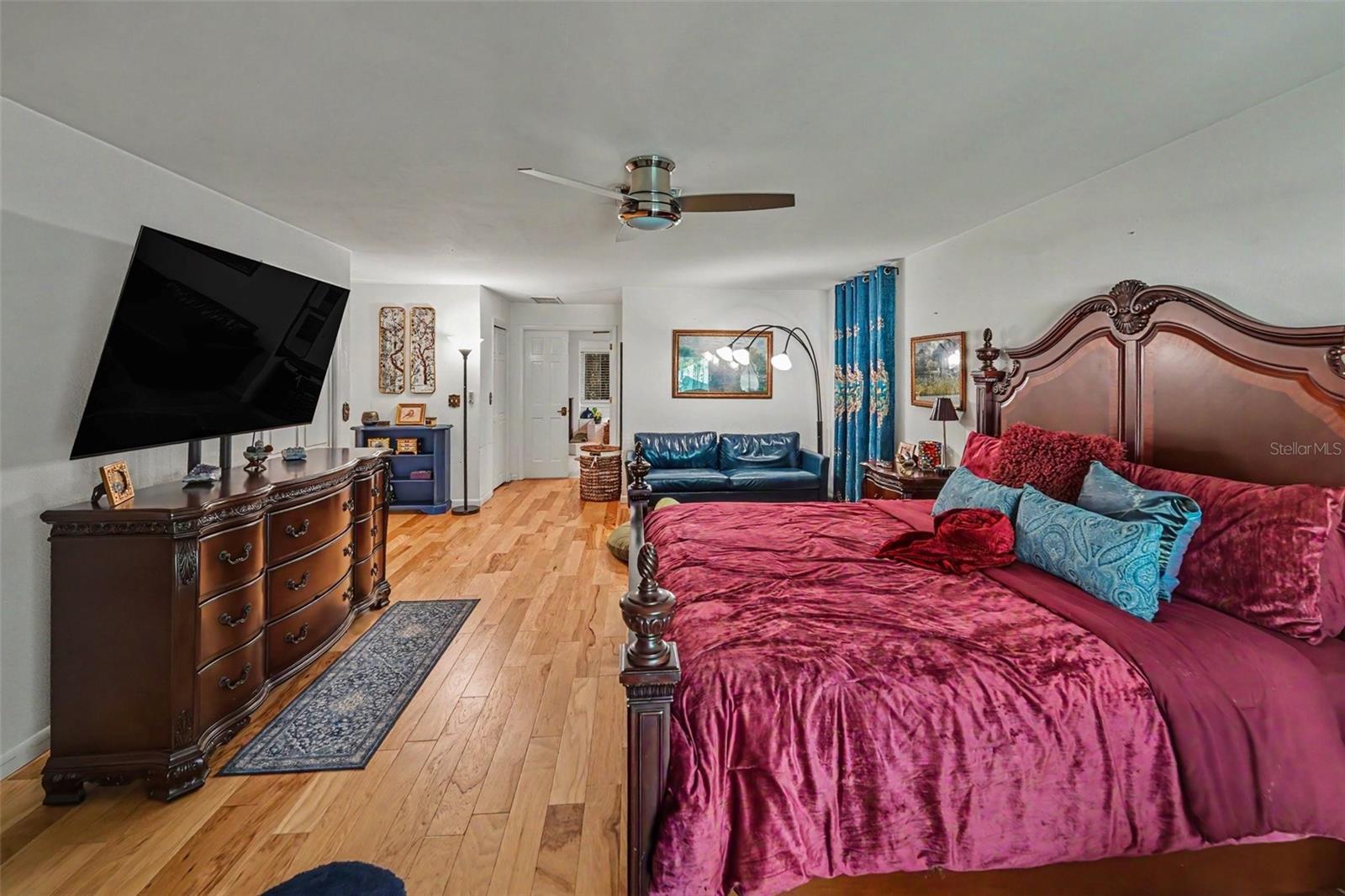 921 COLLEGE HILL DR — photo 27
