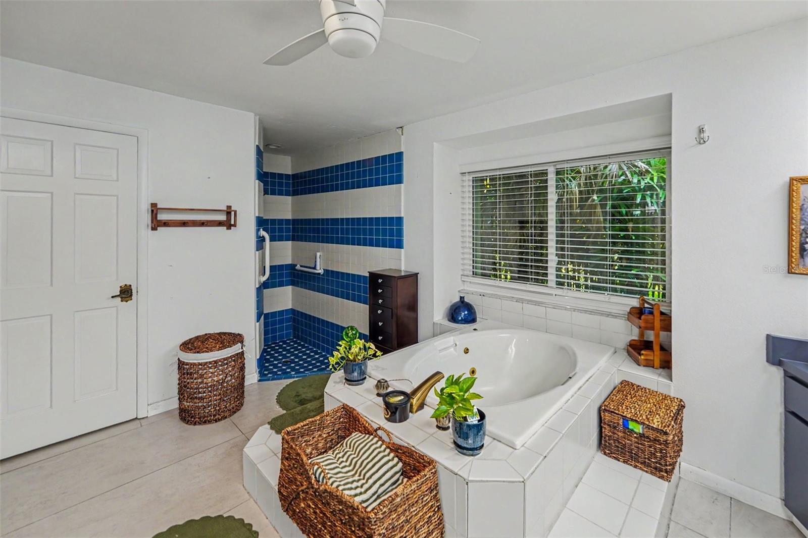 921 COLLEGE HILL DR — photo 40
