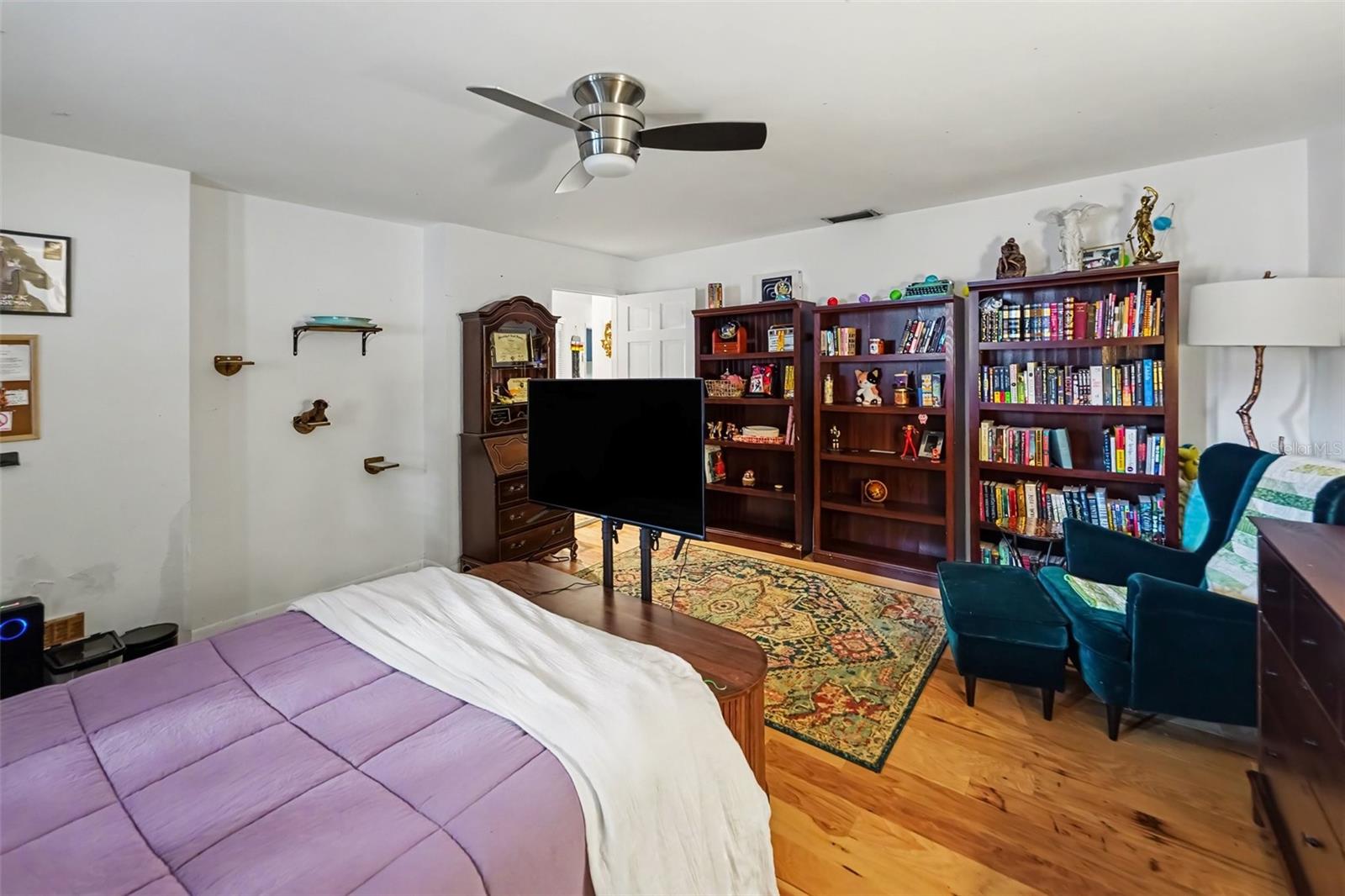 921 COLLEGE HILL DR — photo 43