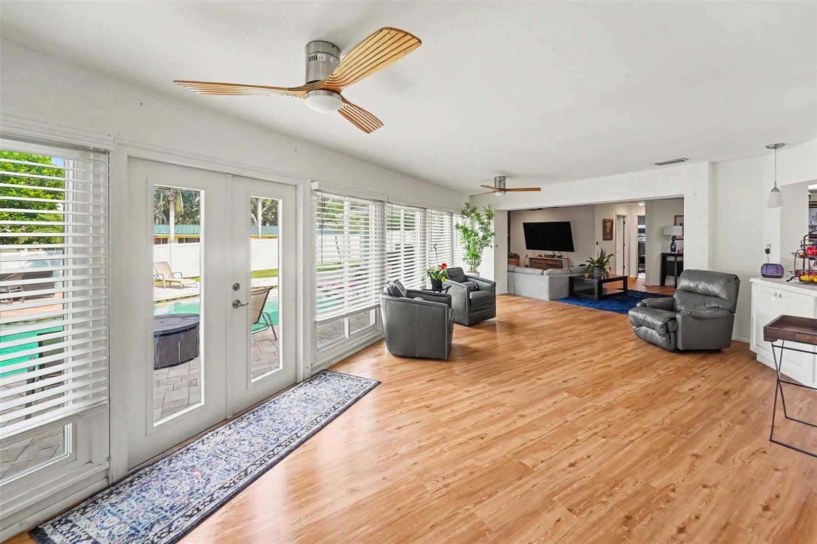 921 COLLEGE HILL DR — photo 35