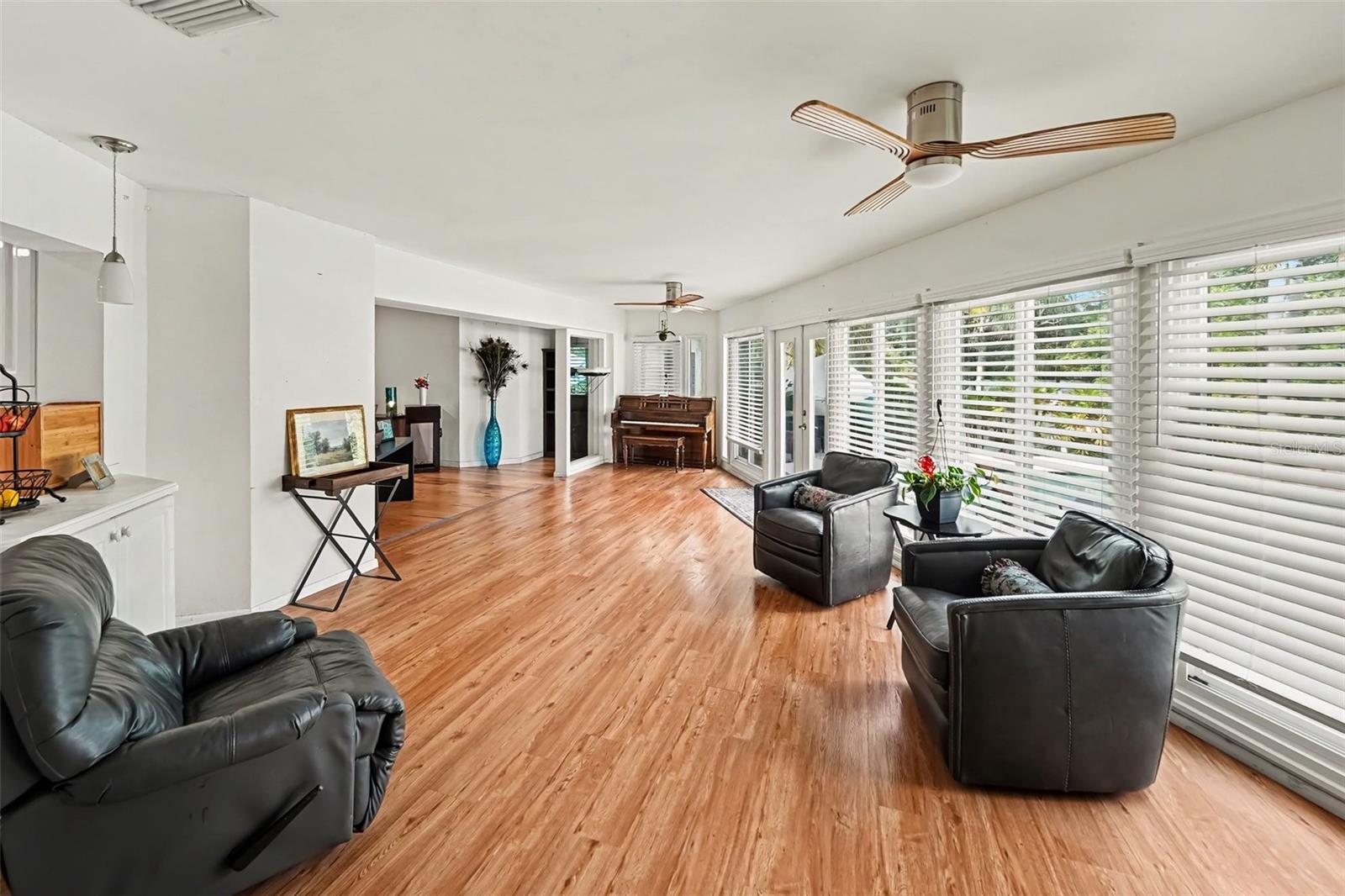 921 COLLEGE HILL DR — photo 36